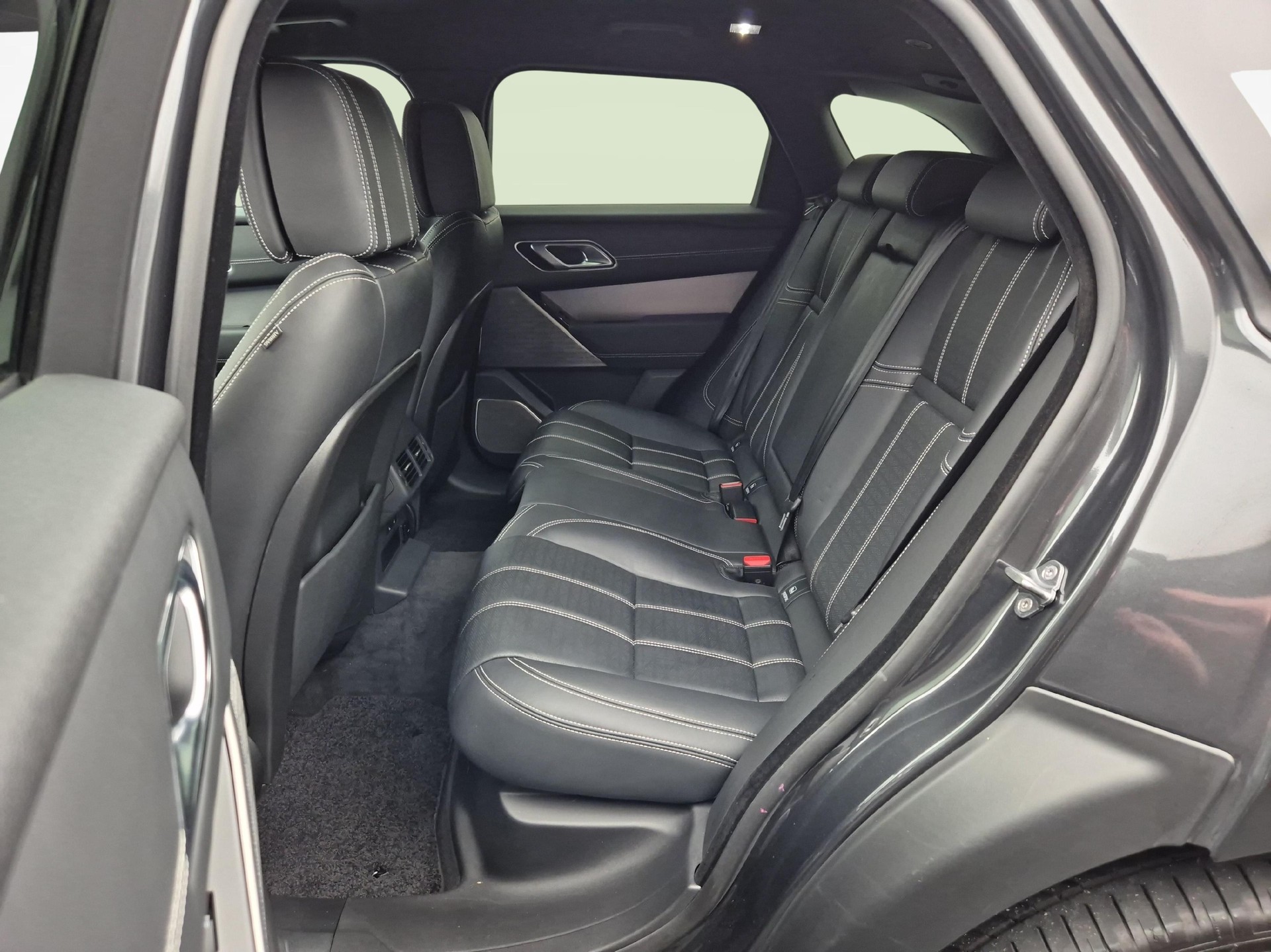 LAND ROVER Range Rover Velar 2.0 P400e R-Dynamic HSE-image-4