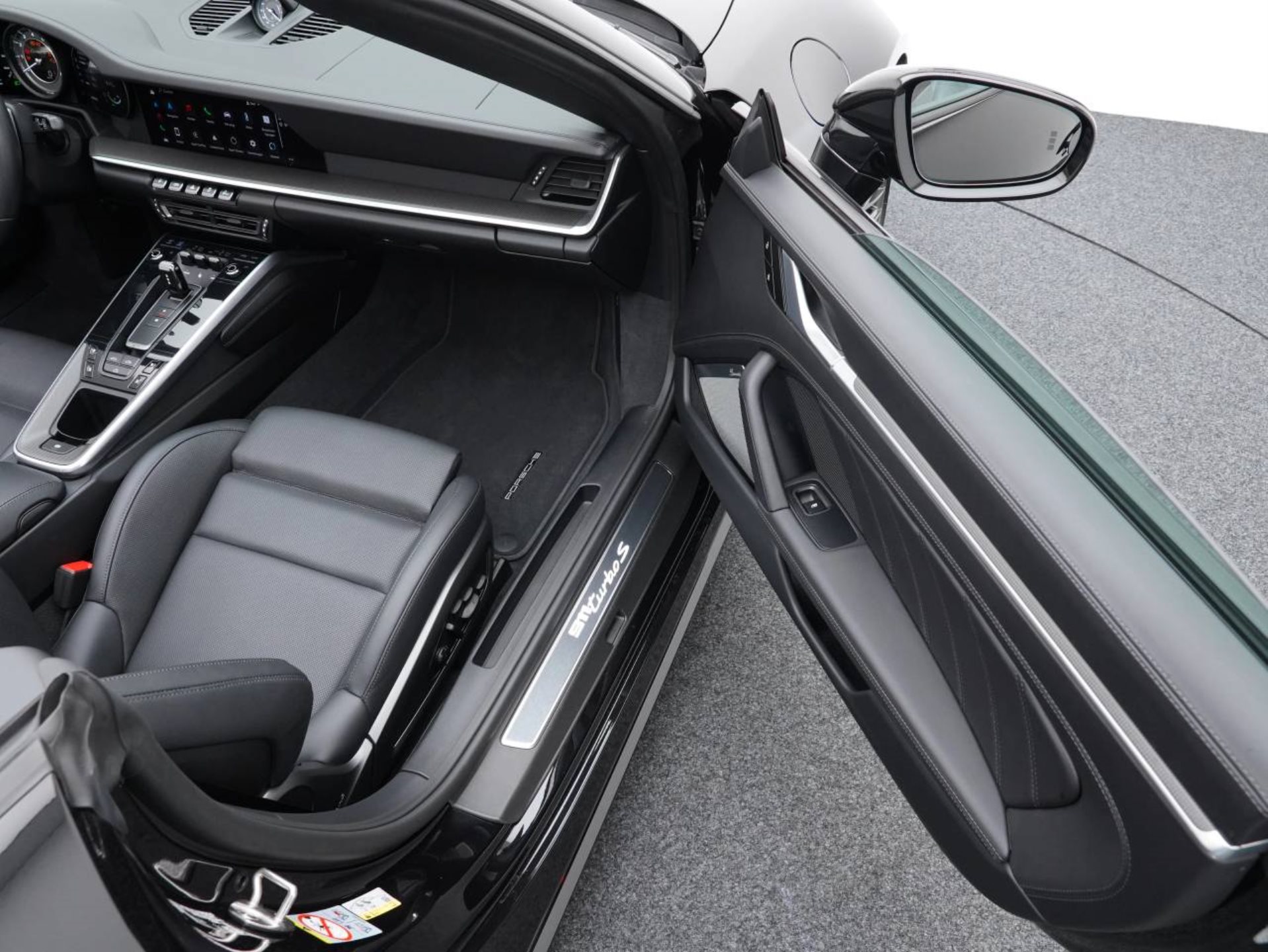 PORSCHE 911 Turbo S Cabriolet-image-19