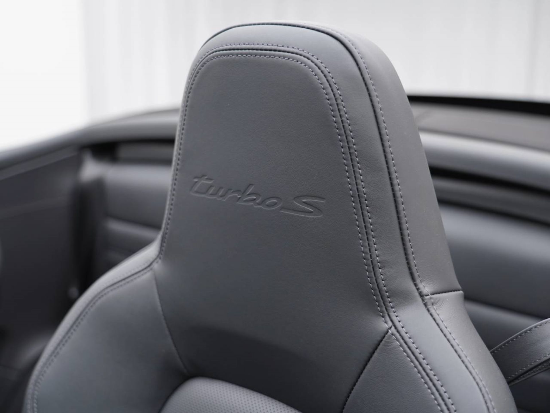 PORSCHE 911 Turbo S Cabriolet-image-31