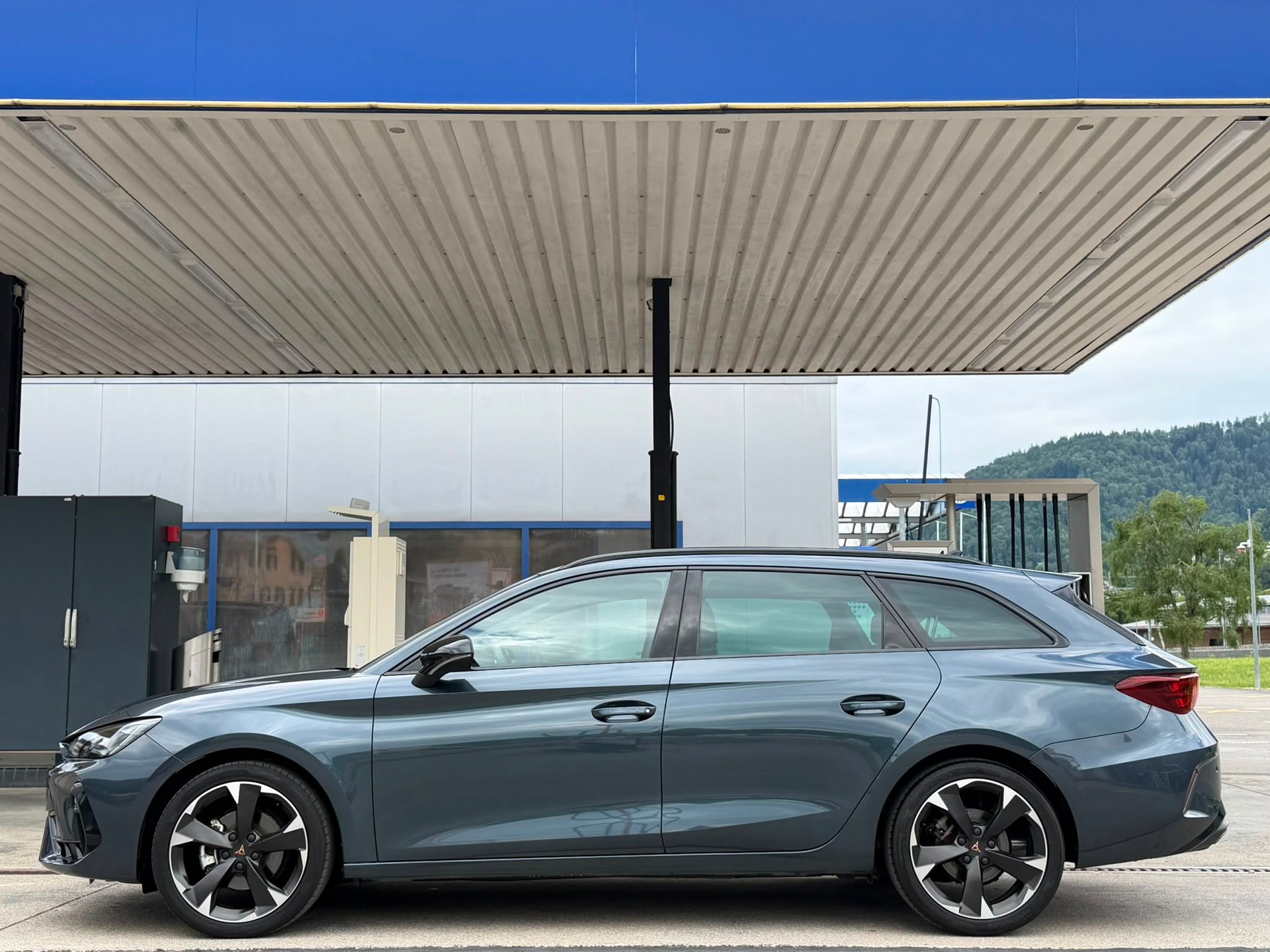 CUPRA LEON ST 1.5 eTSI DSG *Top Zustand**Top Ausstattung**Elektr. Anhängerkupplung*-image-4
