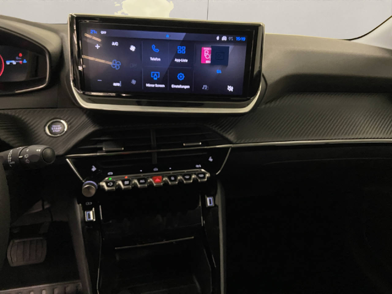 PEUGEOT 208 1.2 Hybrid Allure Premium Demo-image-8