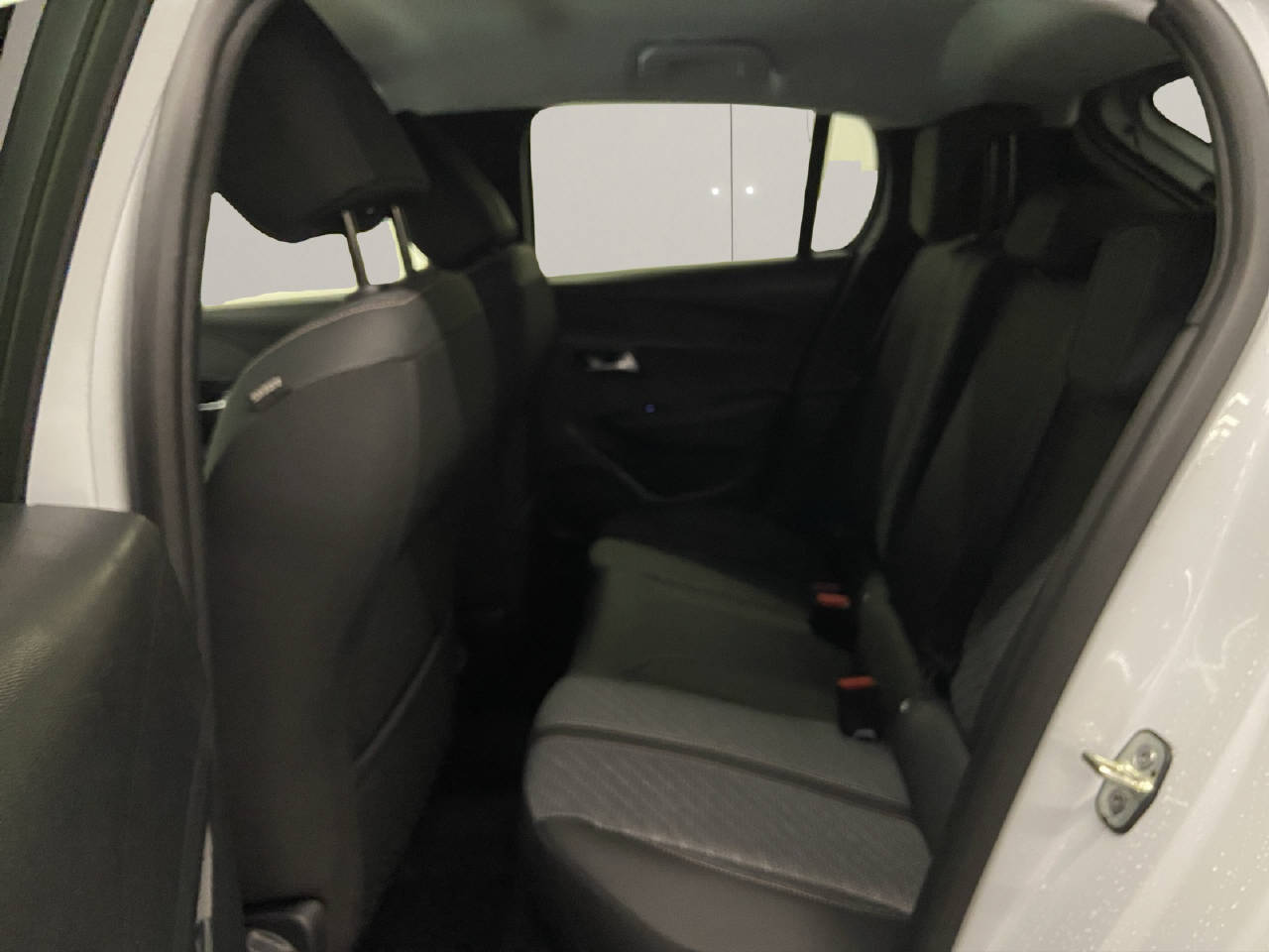 PEUGEOT 208 1.2 Hybrid Allure Premium Demo-image-11