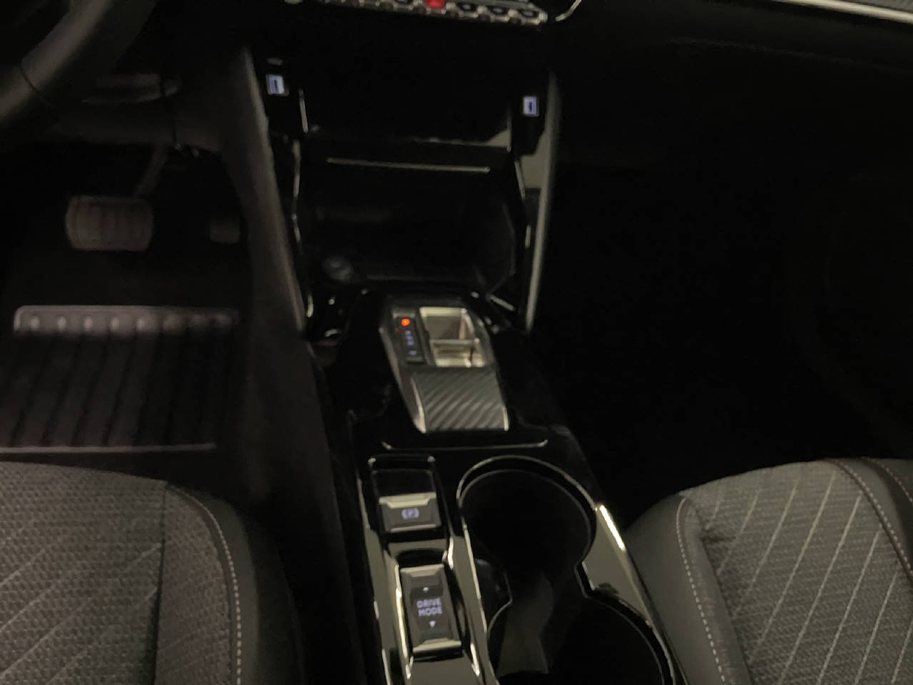 PEUGEOT 208 1.2 Hybrid Allure Premium Demo-image-9