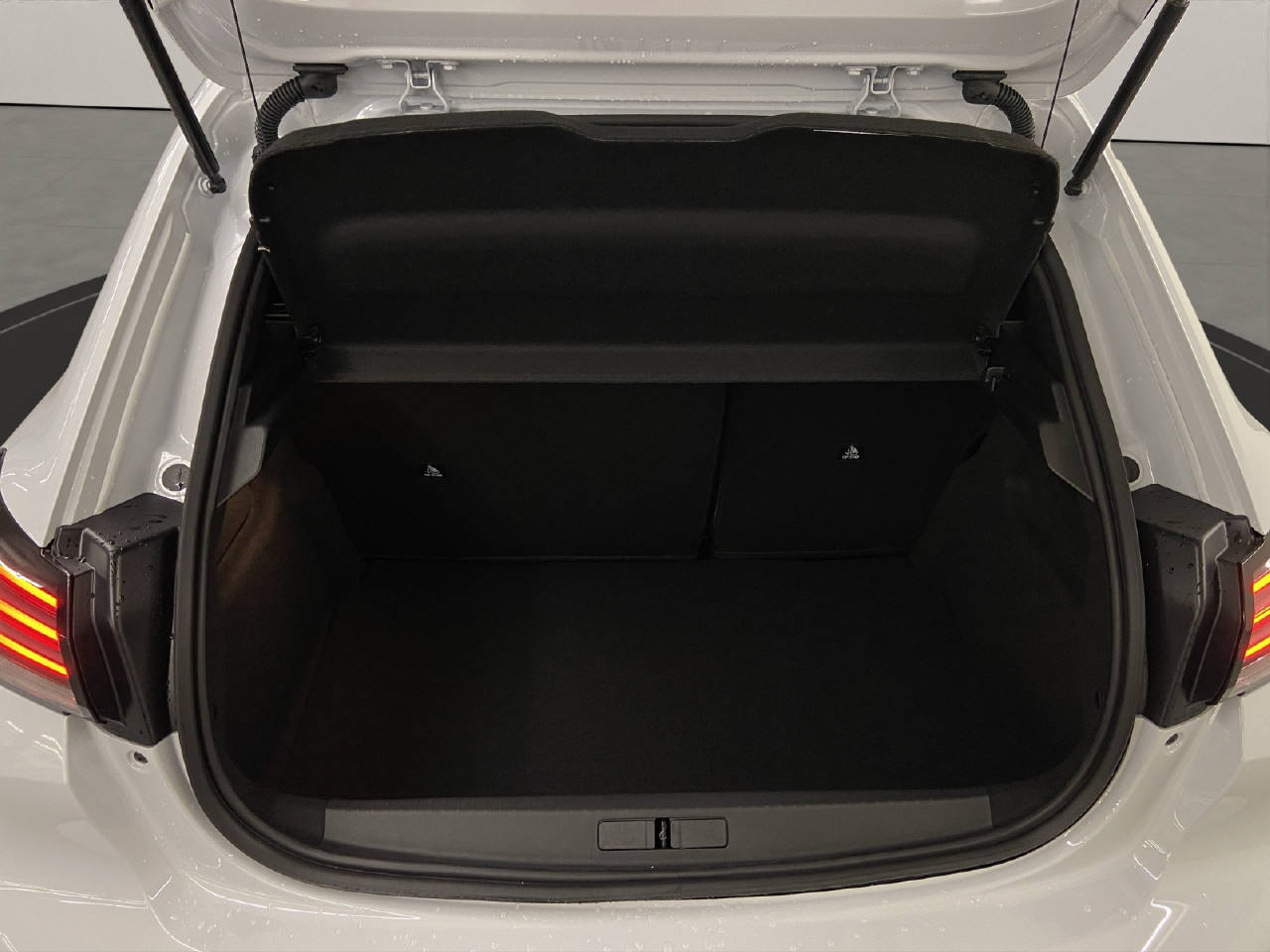 PEUGEOT 208 1.2 Hybrid Allure Premium Demo-image-12