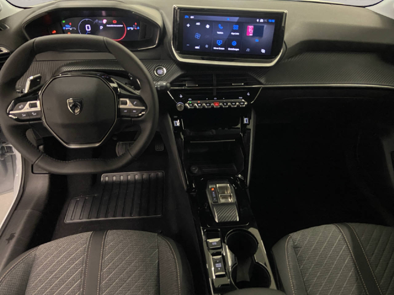 PEUGEOT 208 1.2 Hybrid Allure Premium Demo-image-5