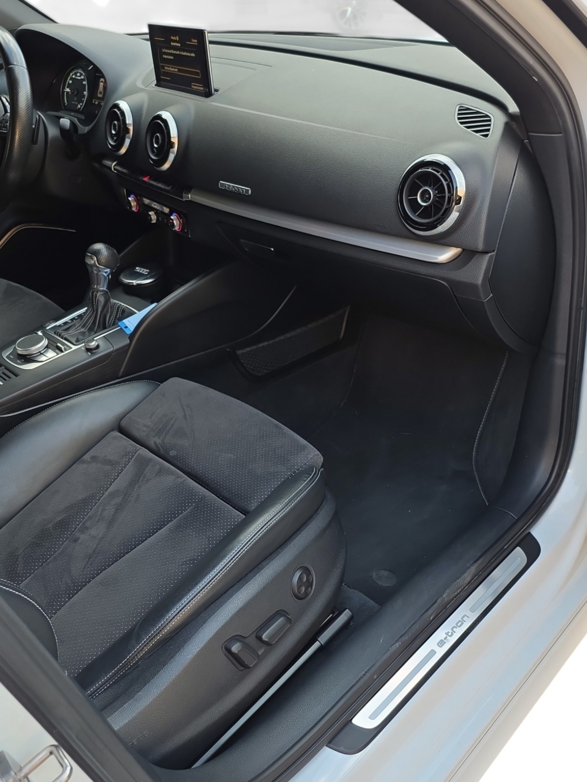 AUDI A3 Sportback 1.4 e-tron Attraction S-tronic-image-13