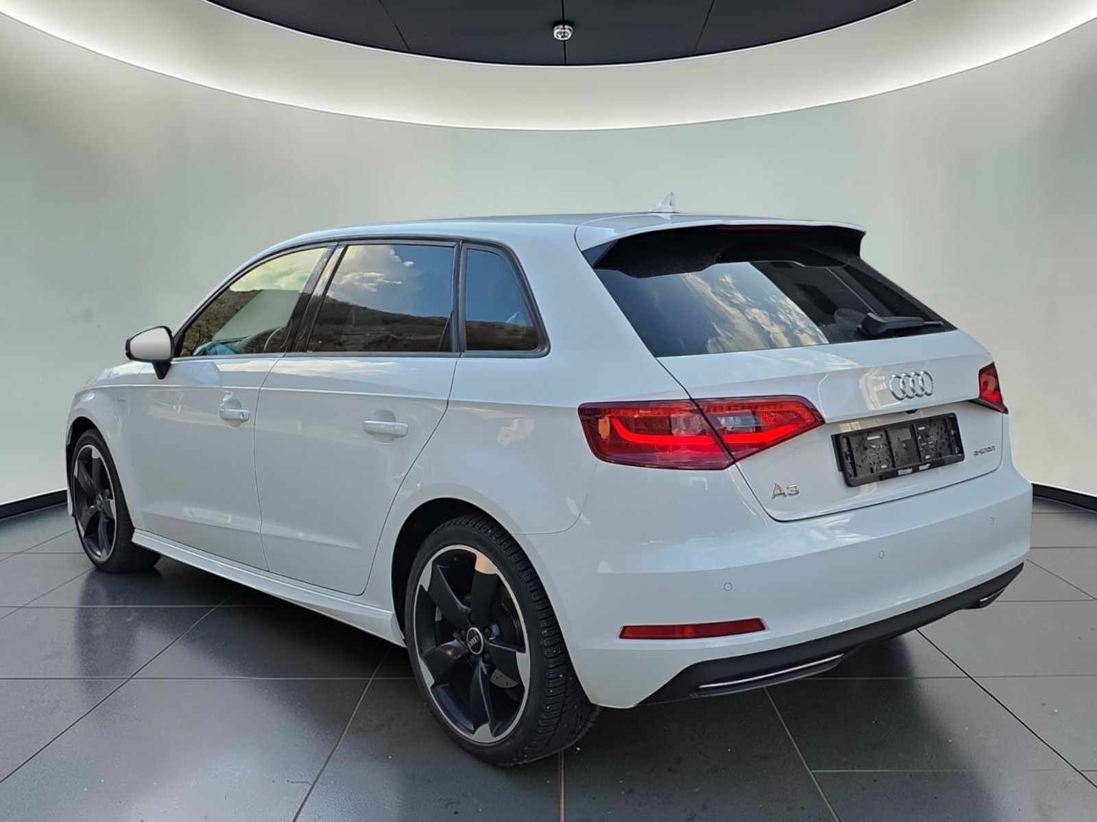 AUDI A3 Sportback 1.4 e-tron Attraction S-tronic-image-6
