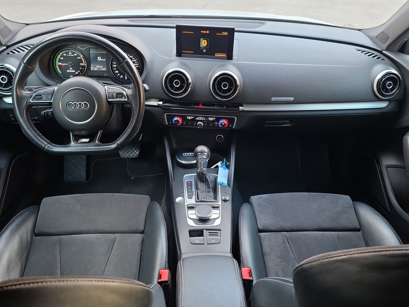 AUDI A3 Sportback 1.4 e-tron Attraction S-tronic-image-8