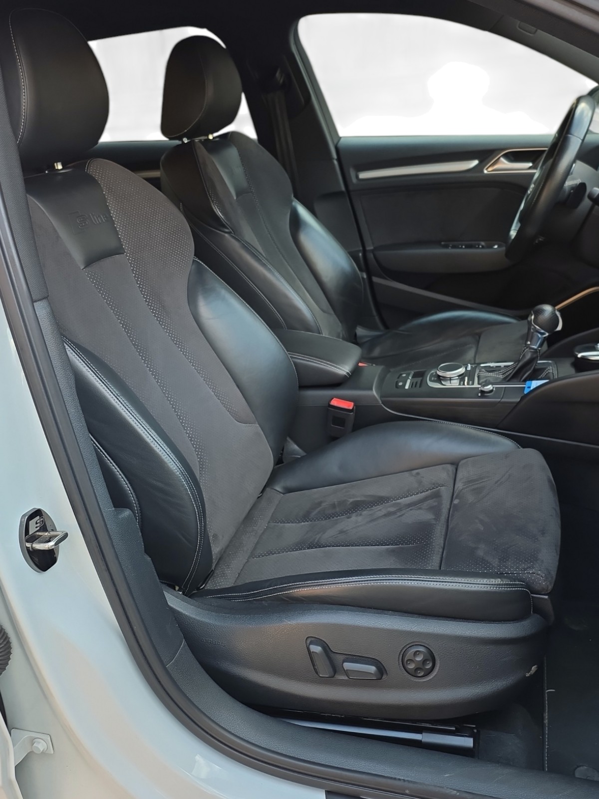 AUDI A3 Sportback 1.4 e-tron Attraction S-tronic-image-14