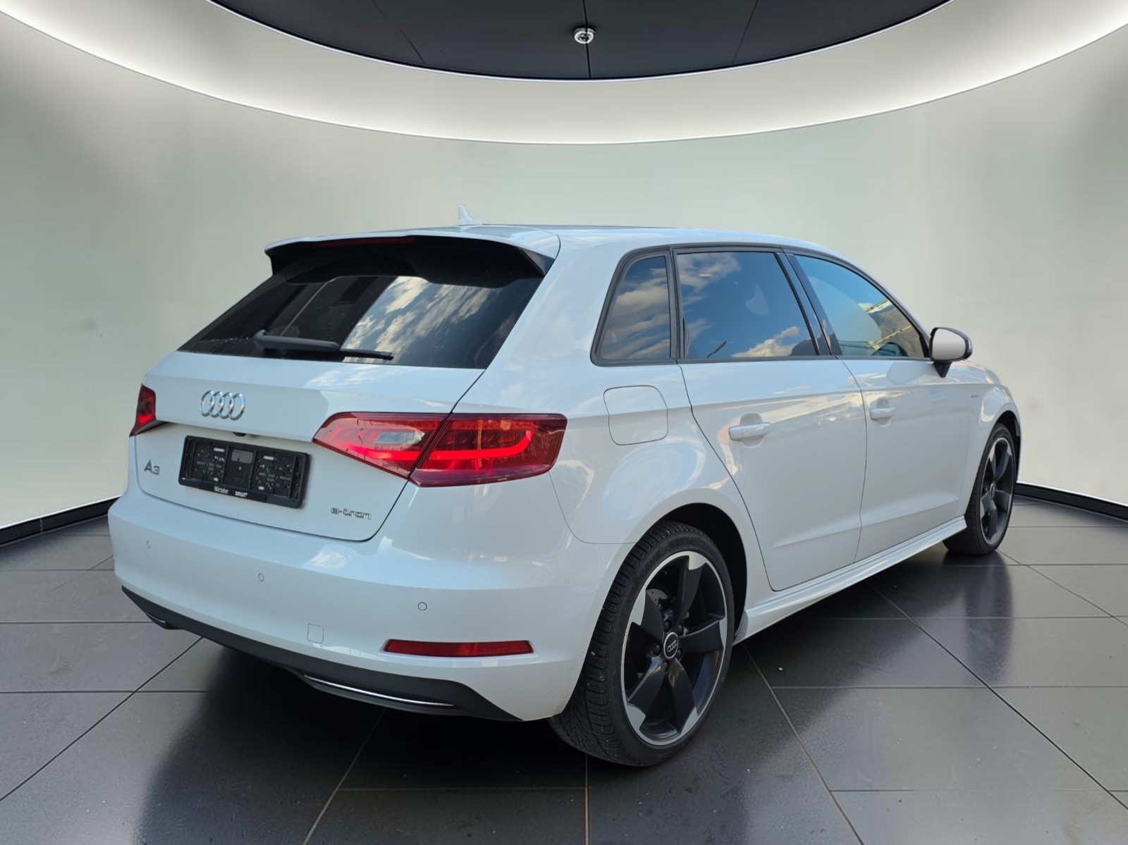 AUDI A3 Sportback 1.4 e-tron Attraction S-tronic-image-4