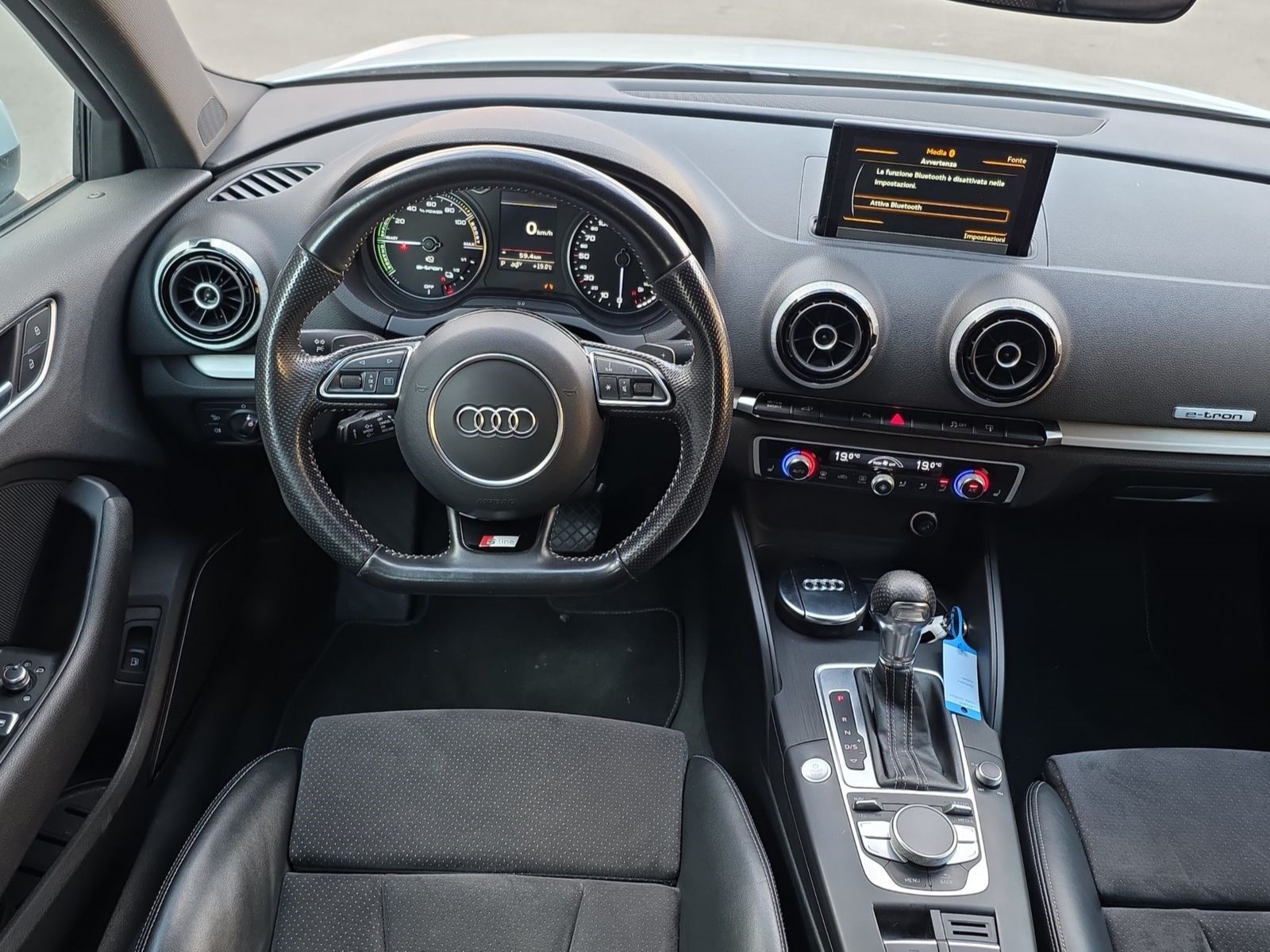 AUDI A3 Sportback 1.4 e-tron Attraction S-tronic-image-9