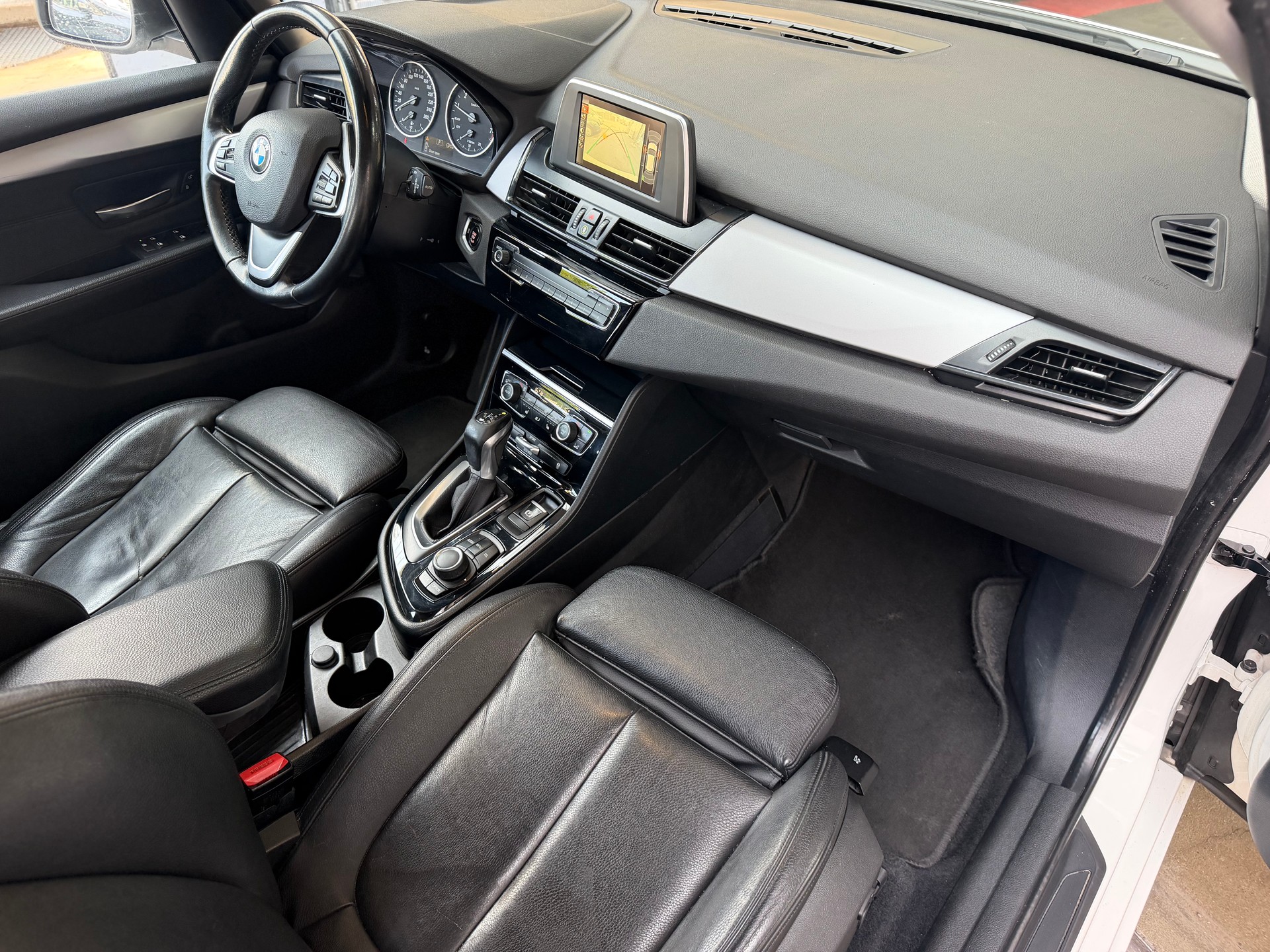 BMW 218i Active Tourer Steptronic-image-10