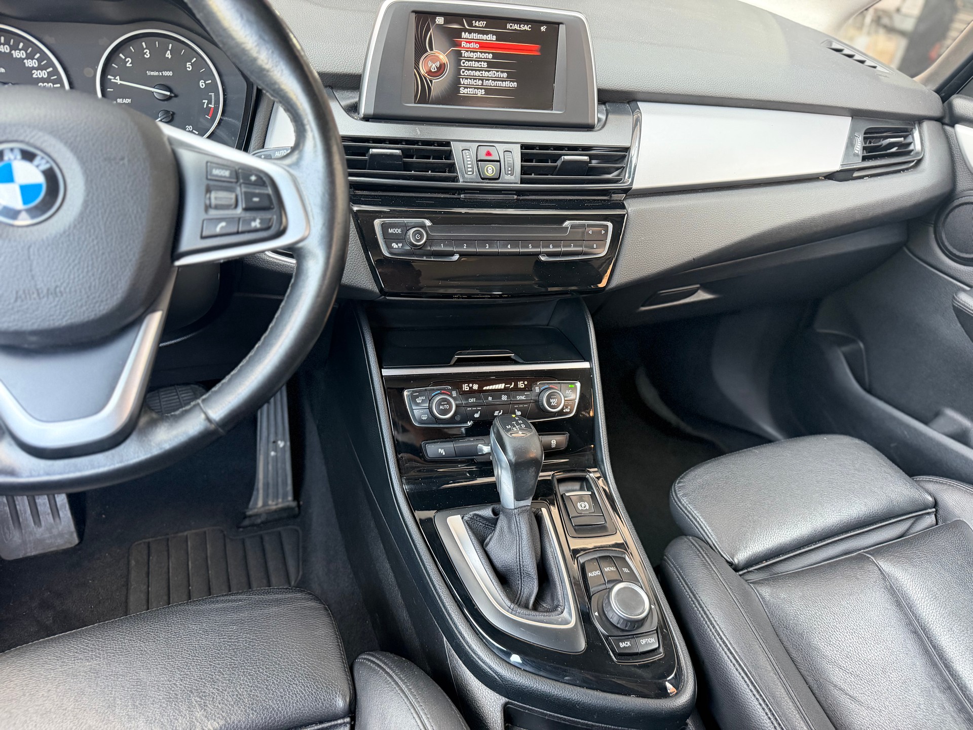 BMW 218i Active Tourer Steptronic-image-8