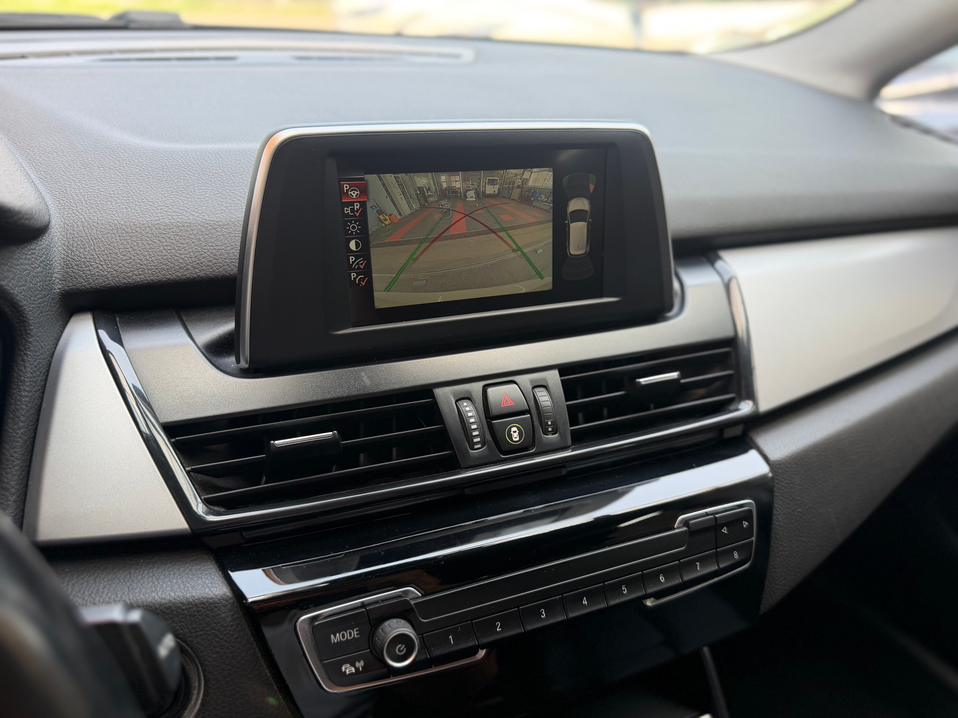 BMW 218i Active Tourer Steptronic-image-11