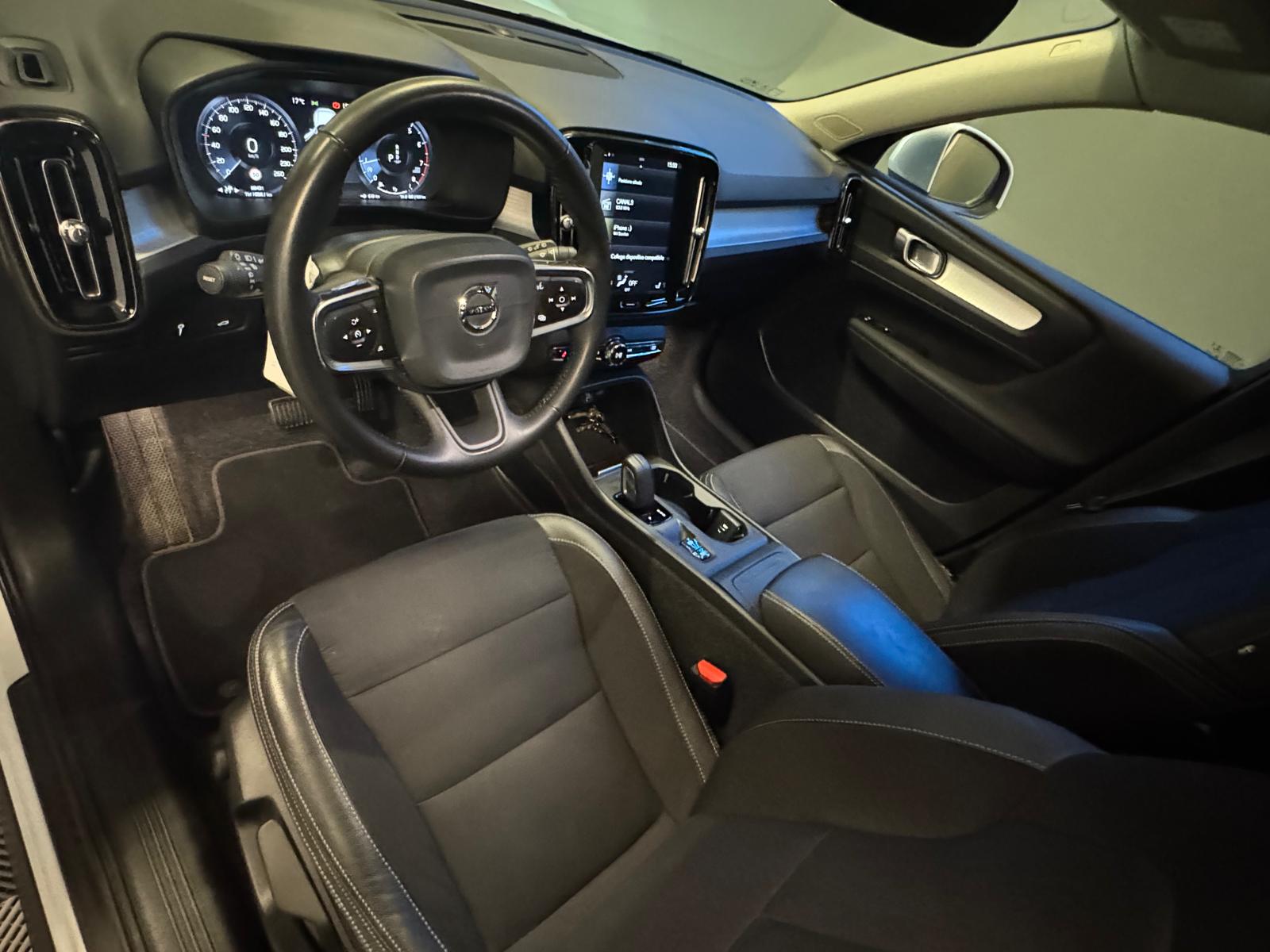 VOLVO XC40 T3 Momentum Geartronic-image-1