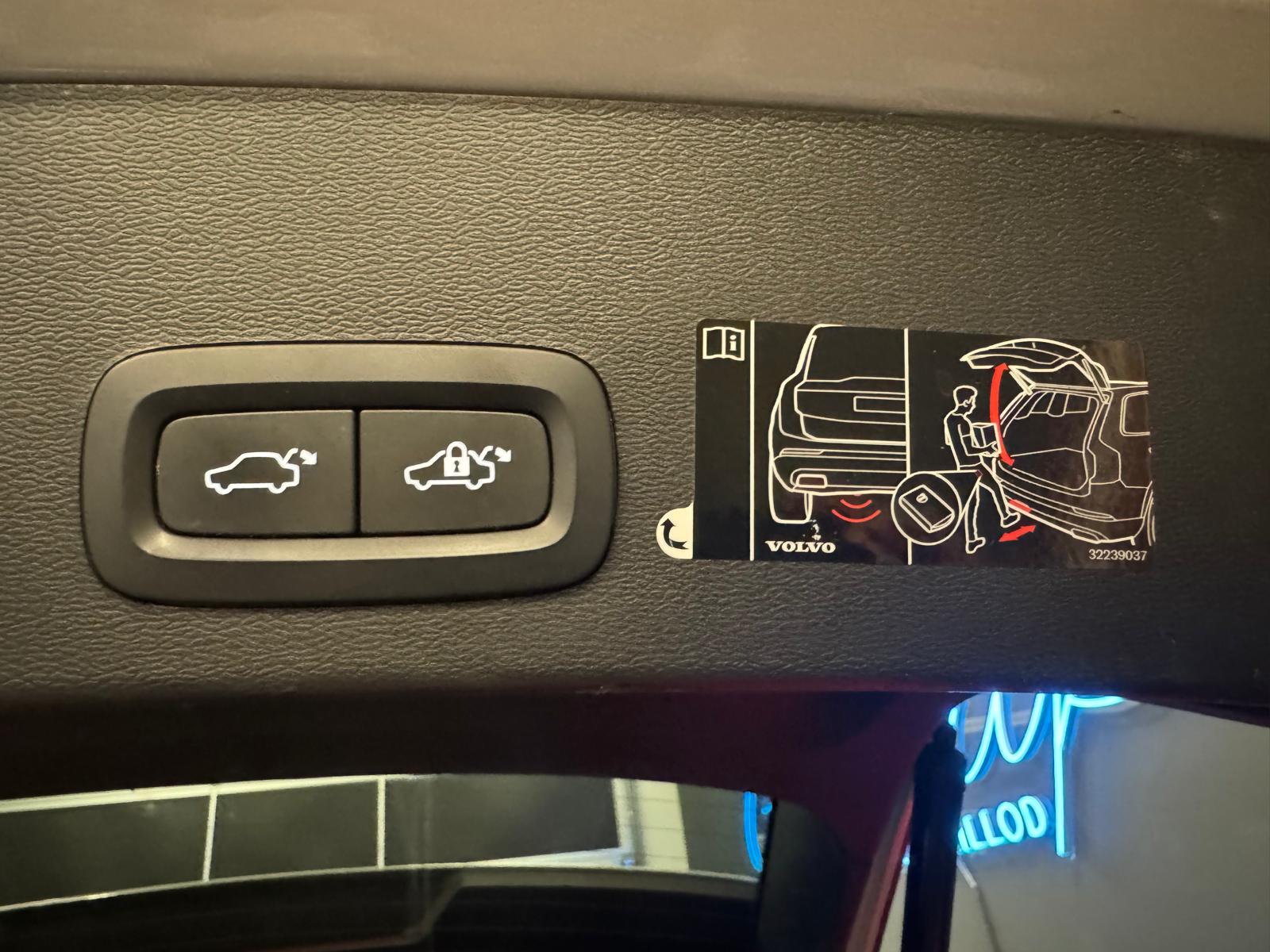 VOLVO XC40 T3 Momentum Geartronic-image-25