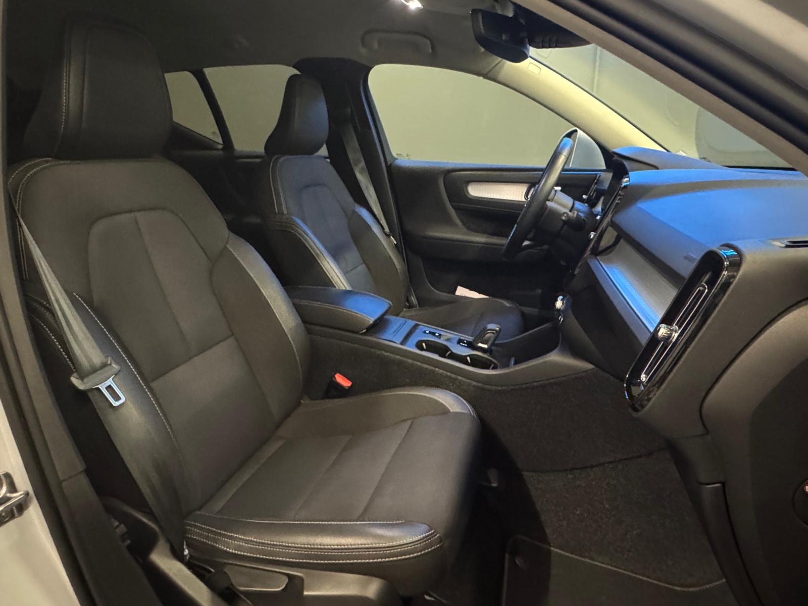 VOLVO XC40 T3 Momentum Geartronic-image-10