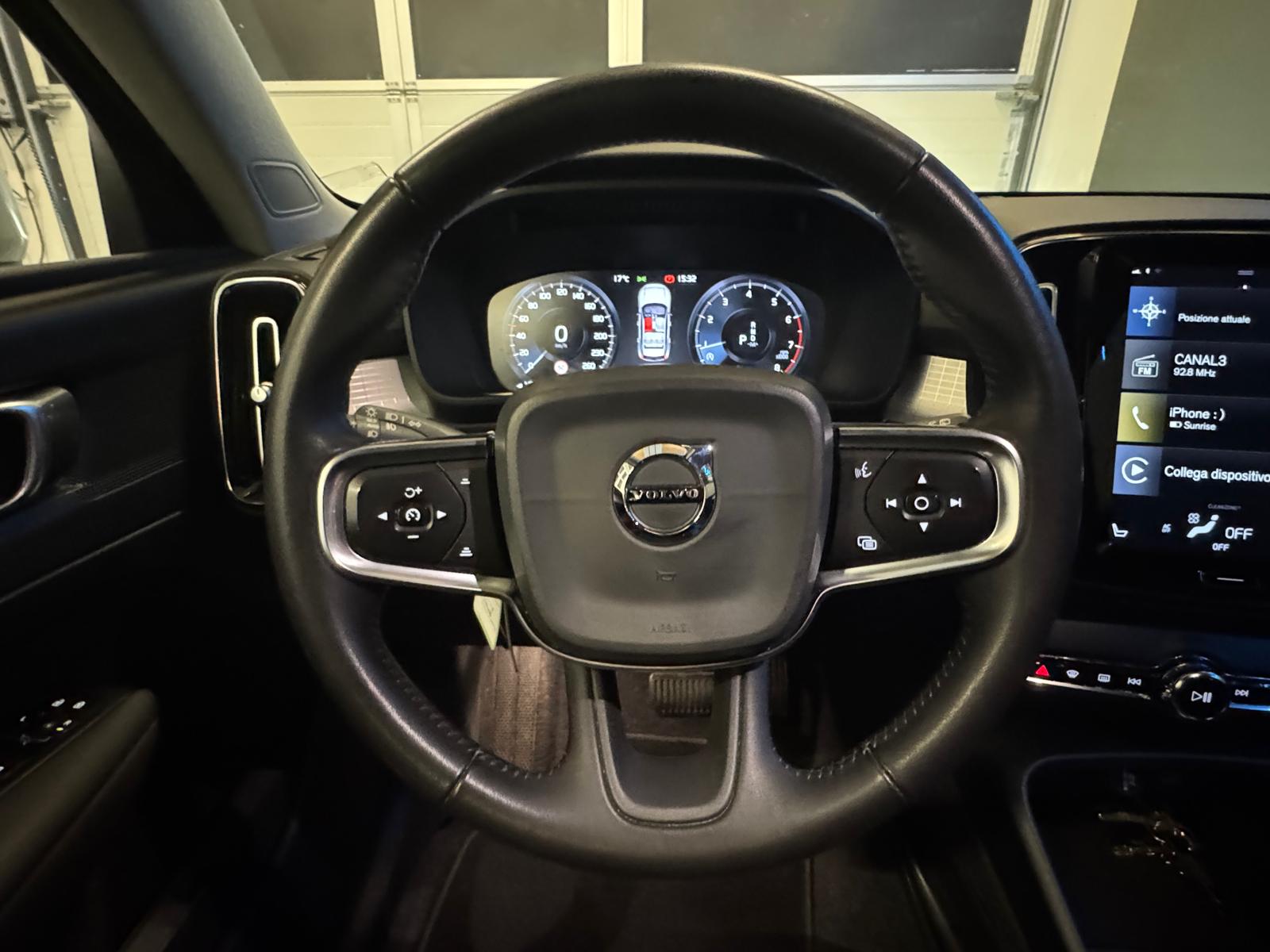 VOLVO XC40 T3 Momentum Geartronic-image-16