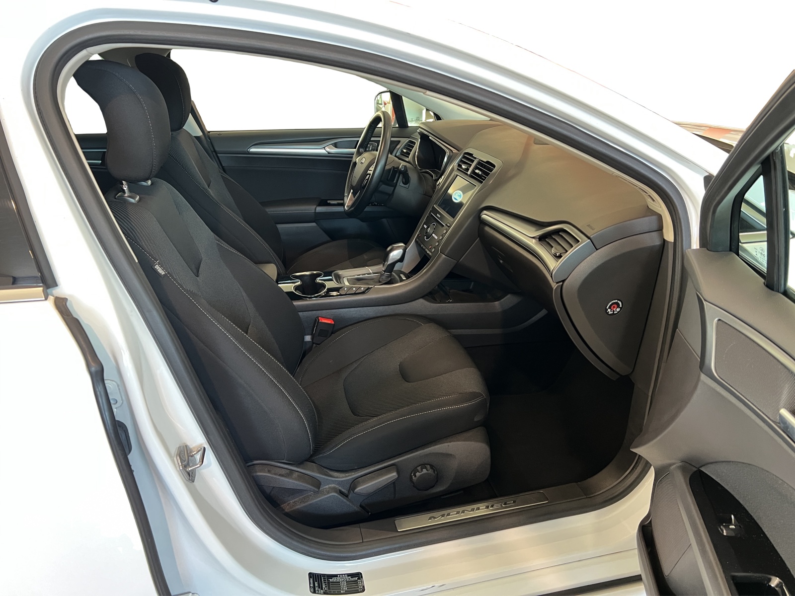 FORD Mondeo 2.0 TDCi Business Plus PowerShift-image-6