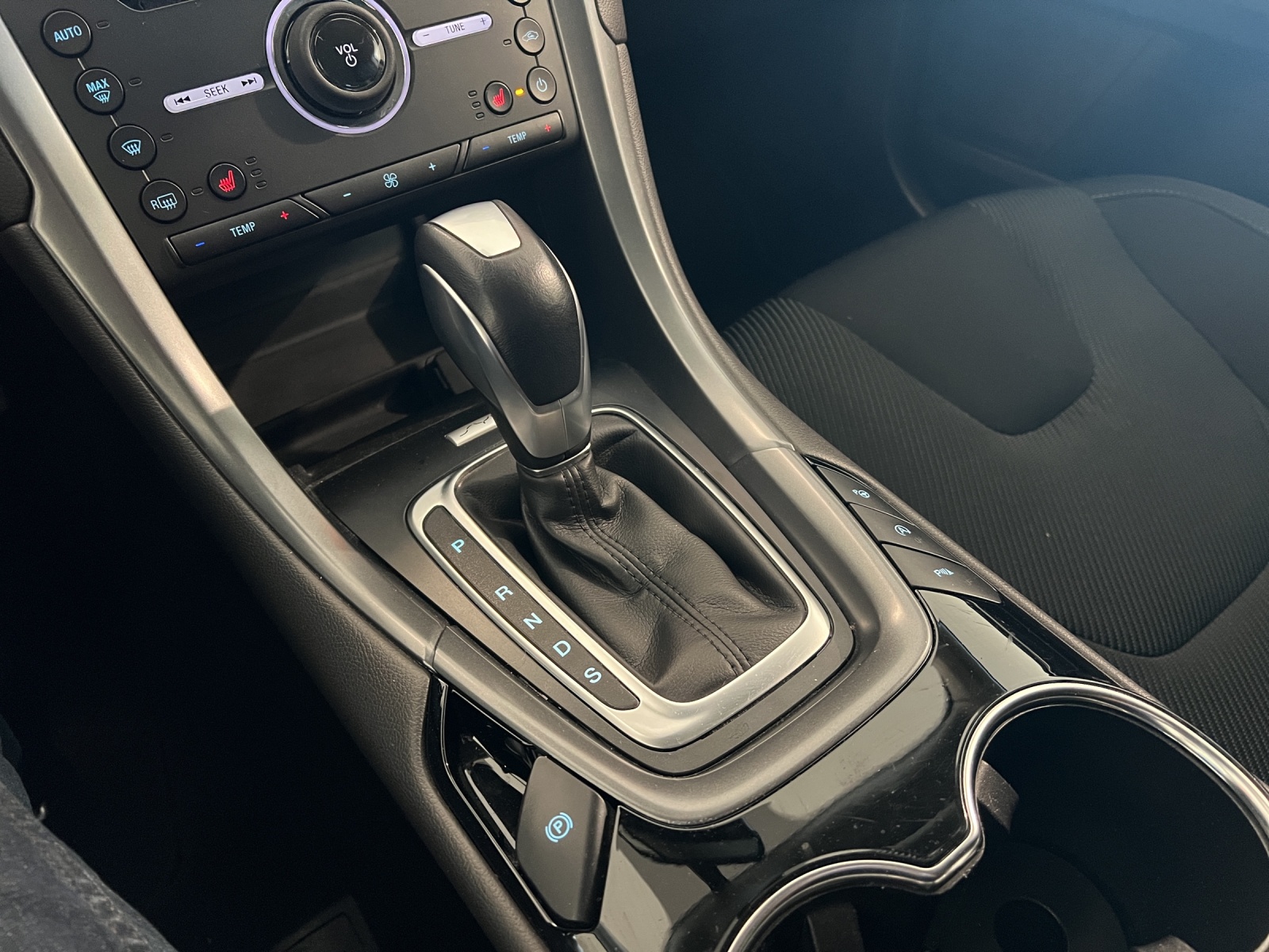 FORD Mondeo 2.0 TDCi Business Plus PowerShift-image-13