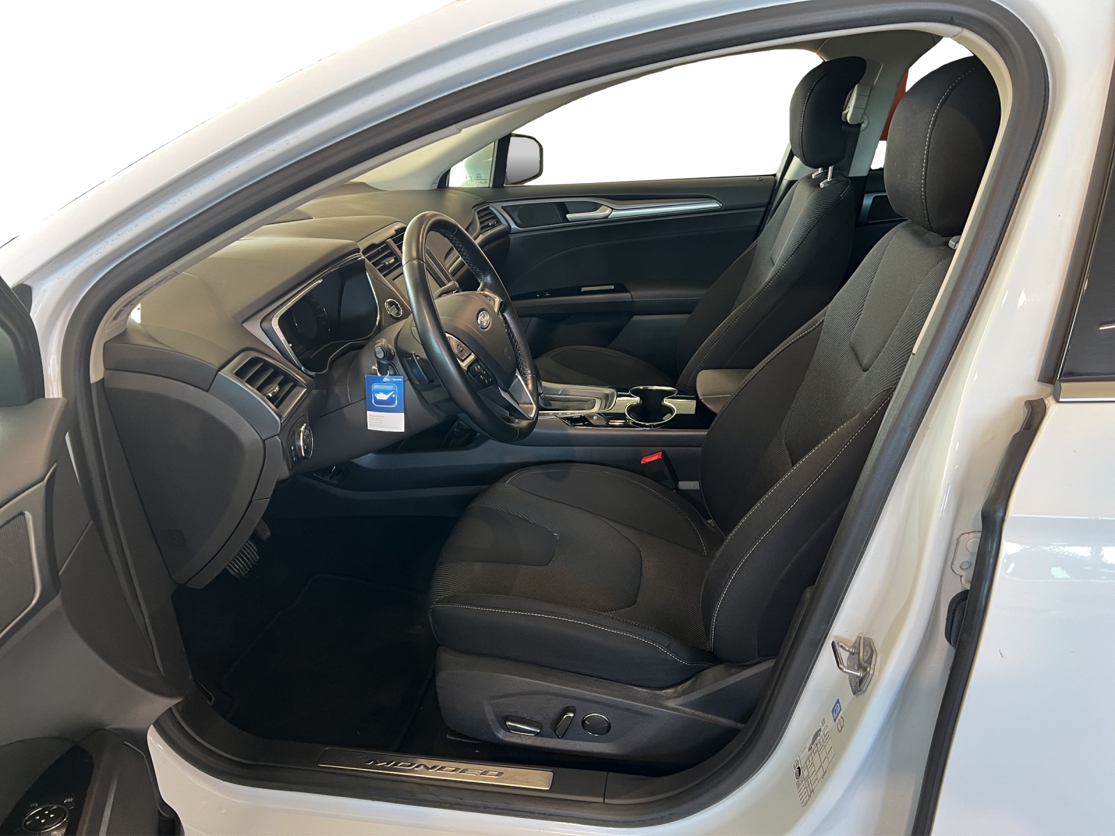 FORD Mondeo 2.0 TDCi Business Plus PowerShift-image-8