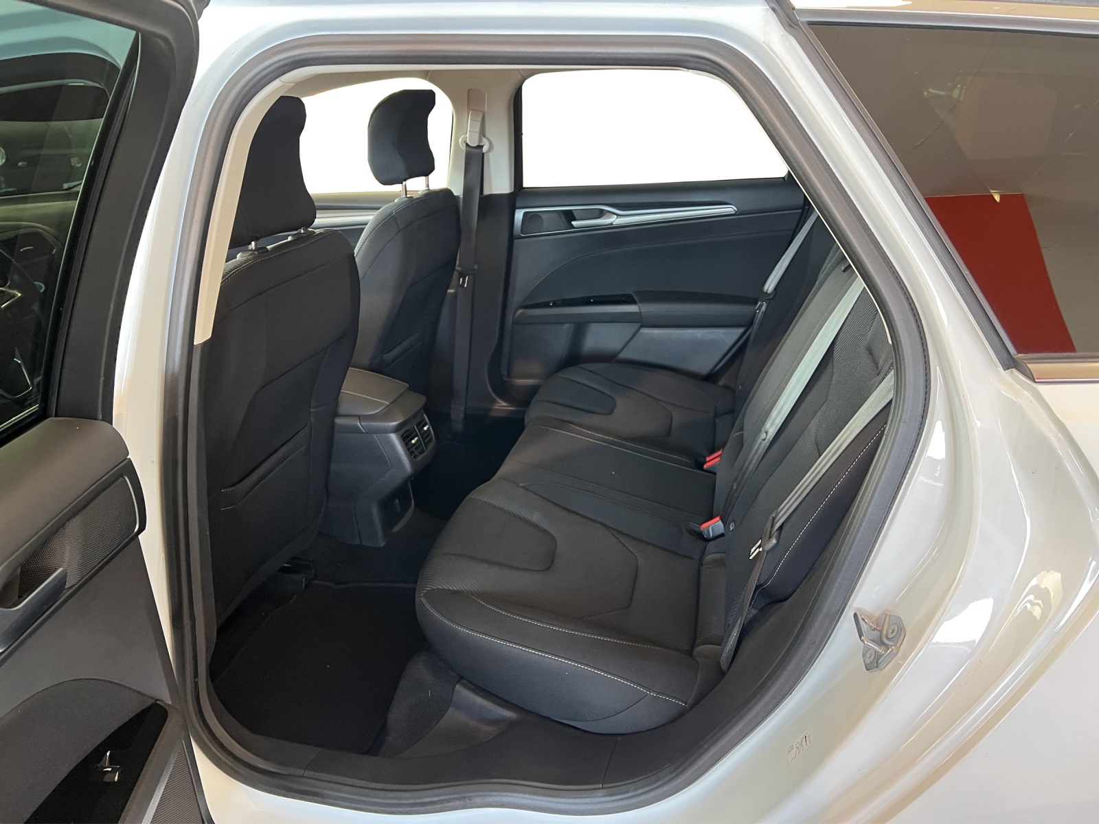 FORD Mondeo 2.0 TDCi Business Plus PowerShift-image-9