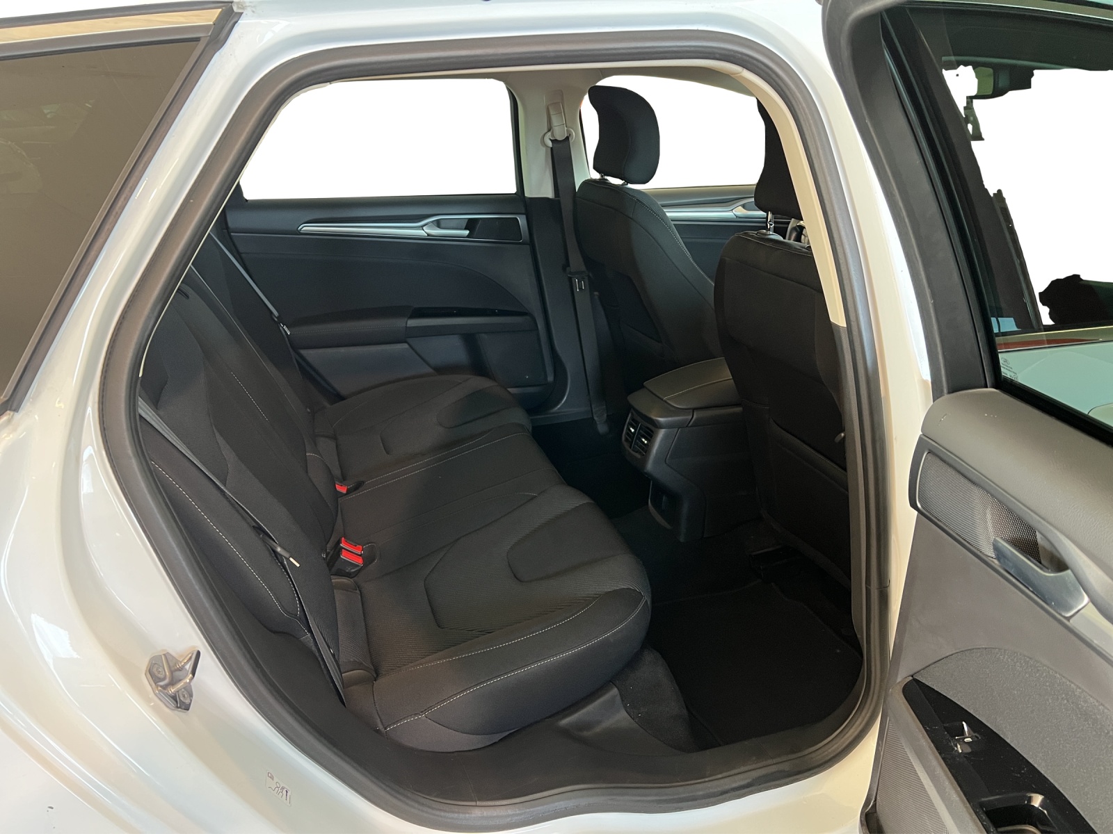 FORD Mondeo 2.0 TDCi Business Plus PowerShift-image-7
