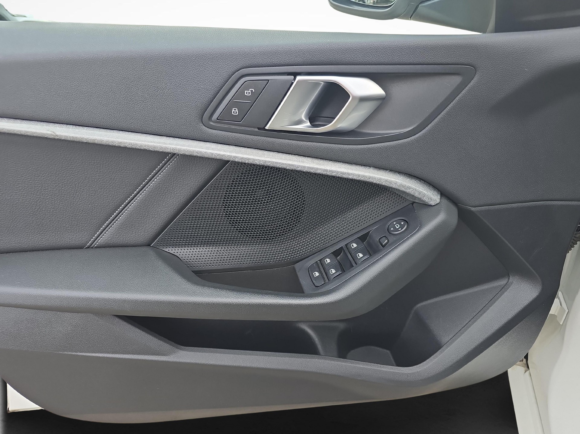 BMW 118i-image-17