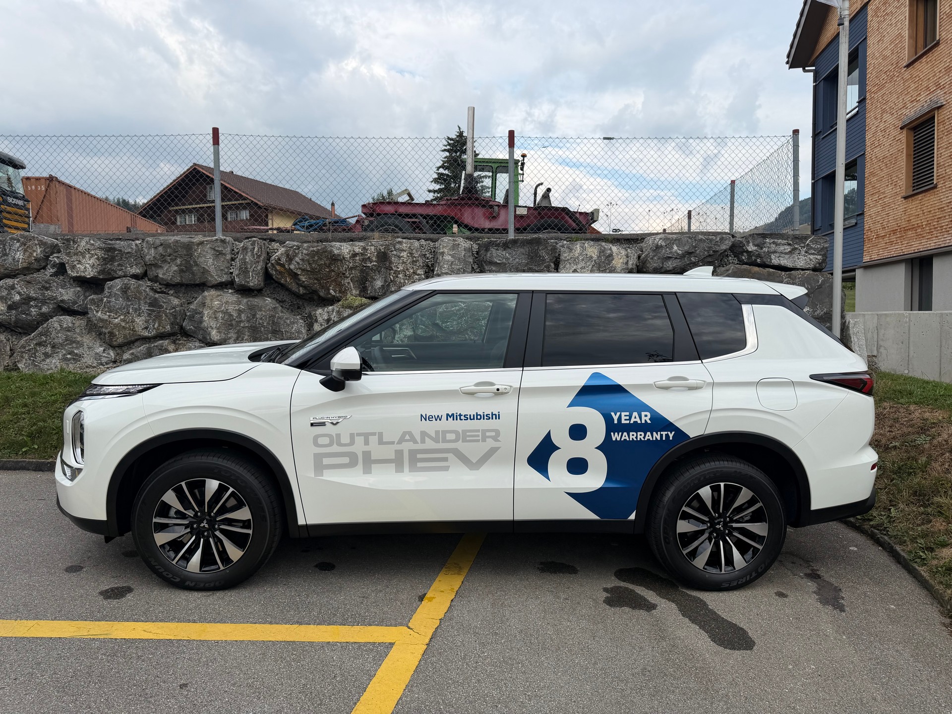 MITSUBISHI Outlander 2.4 PHEV Invite 4WD Automatic-image-3