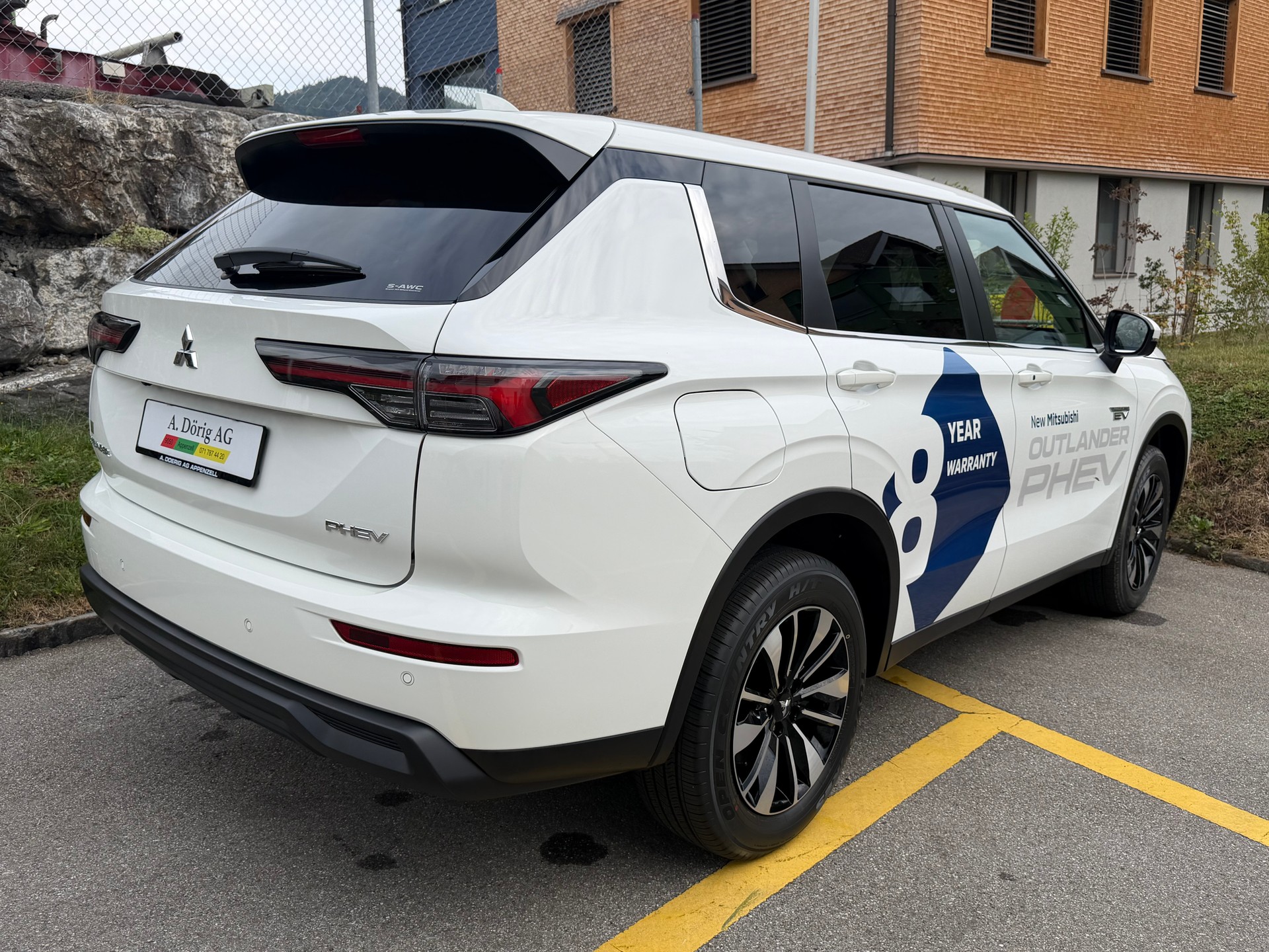 MITSUBISHI Outlander 2.4 PHEV Invite 4WD Automatic-image-2