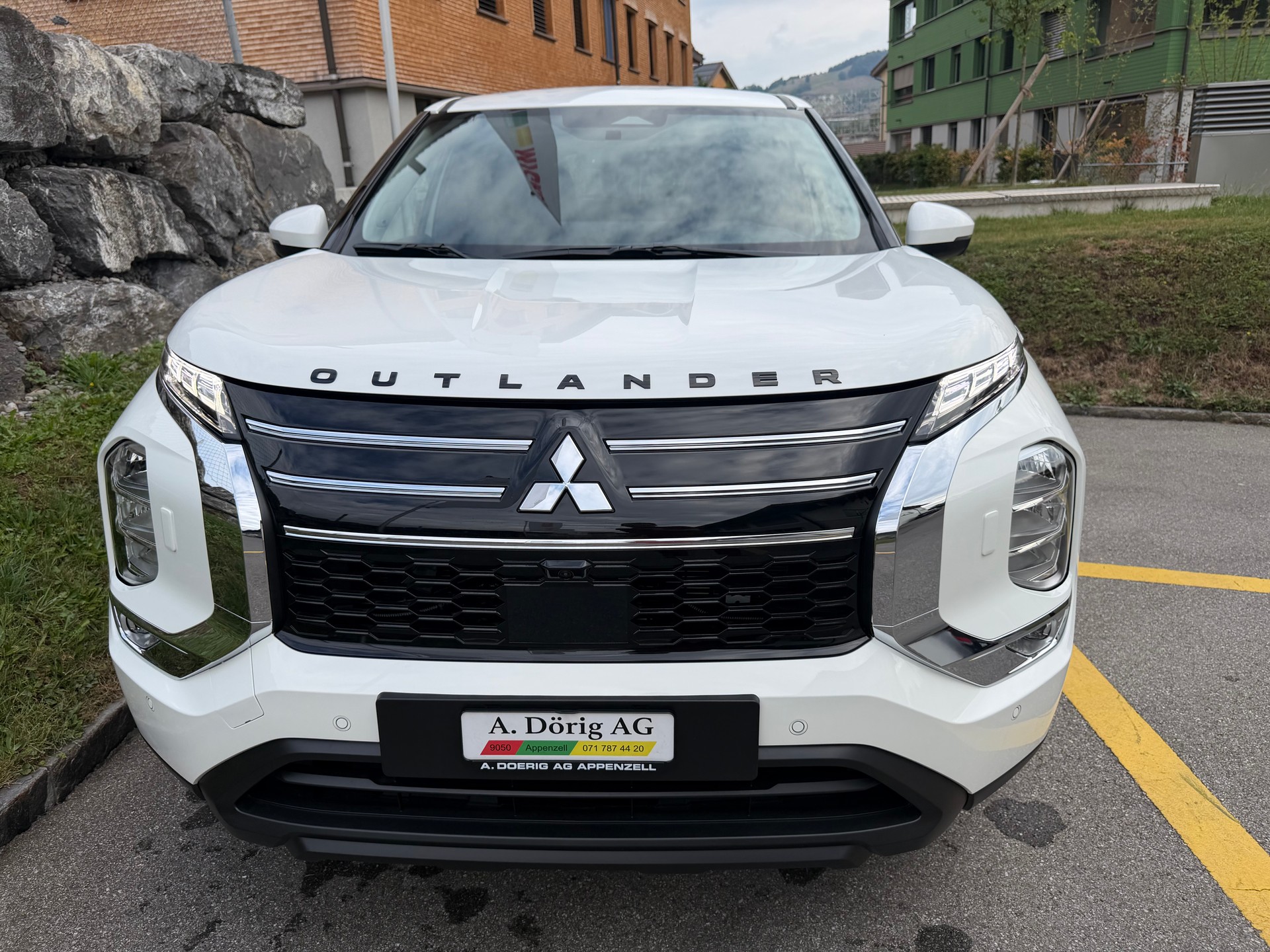 MITSUBISHI Outlander 2.4 PHEV Invite 4WD Automatic-image-1