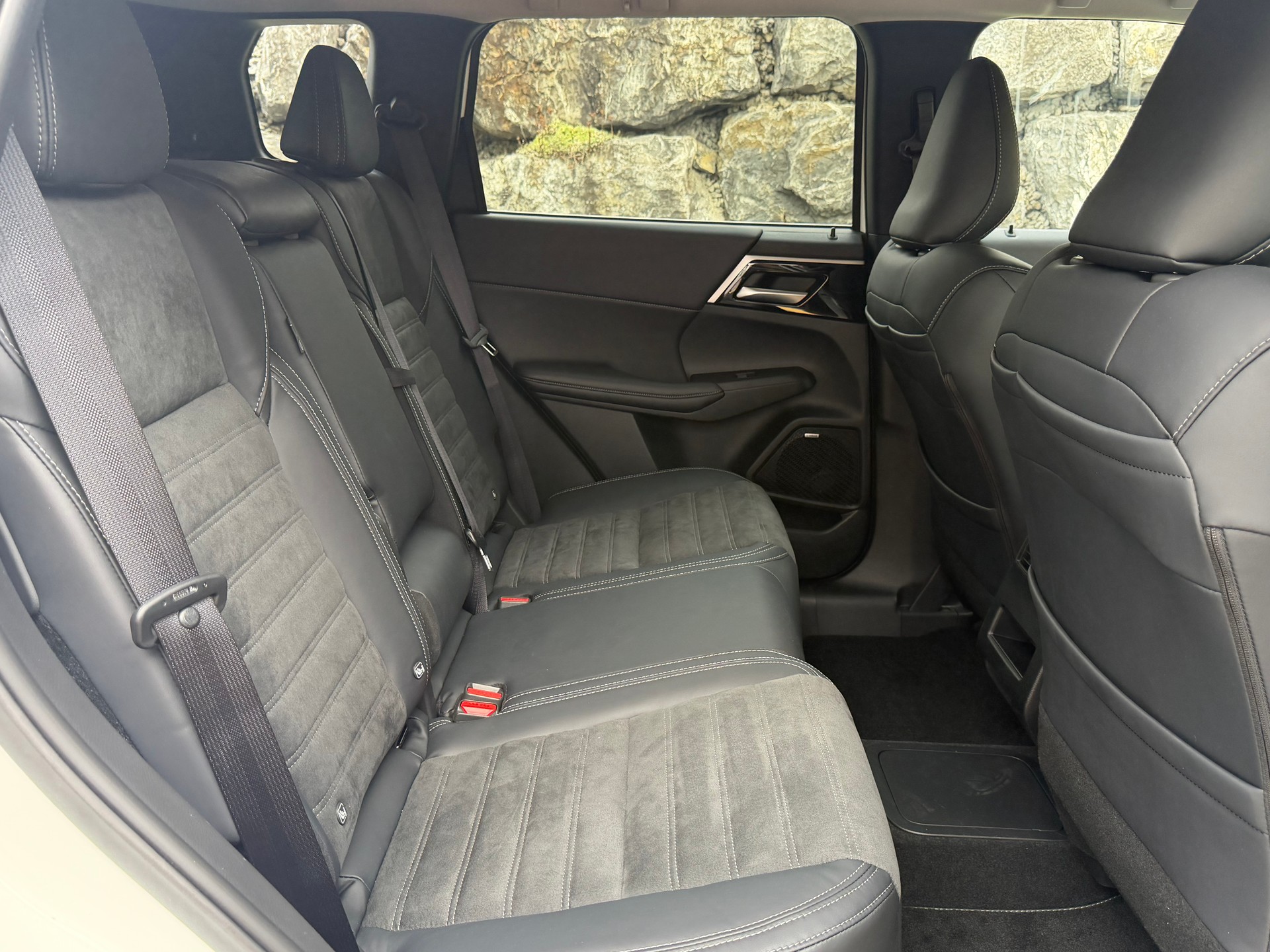 MITSUBISHI Outlander 2.4 PHEV Invite 4WD Automatic-image-6