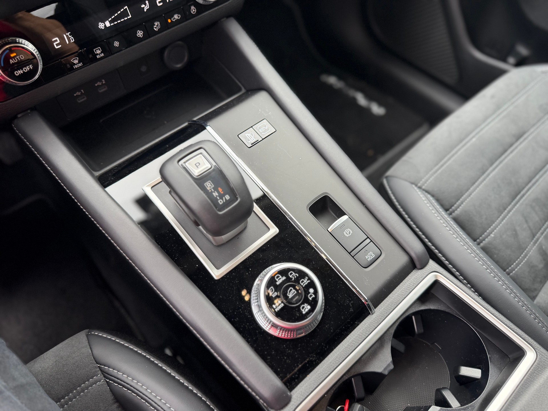 MITSUBISHI Outlander 2.4 PHEV Invite 4WD Automatic-image-12