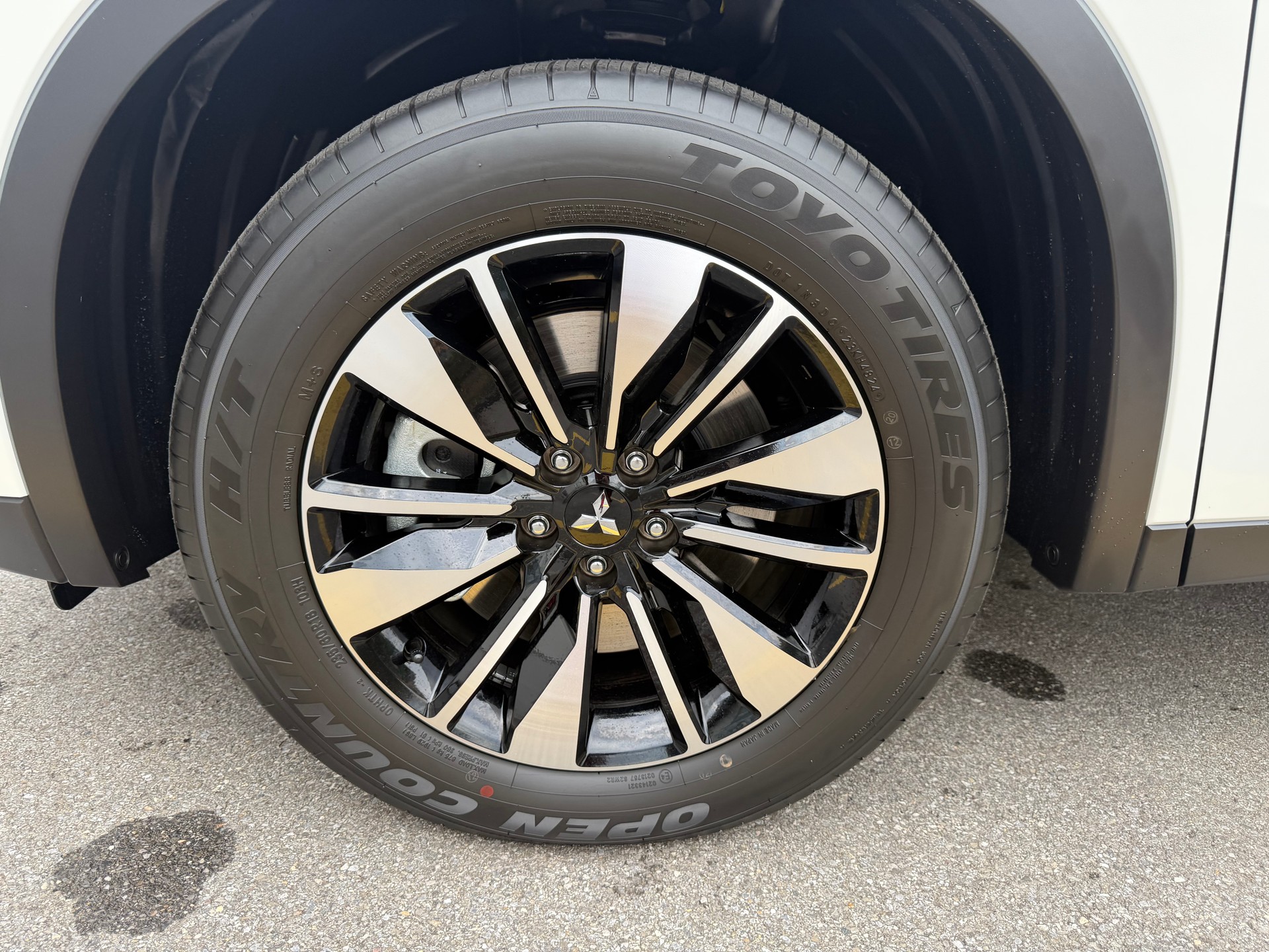 MITSUBISHI Outlander 2.4 PHEV Invite 4WD Automatic-image-5