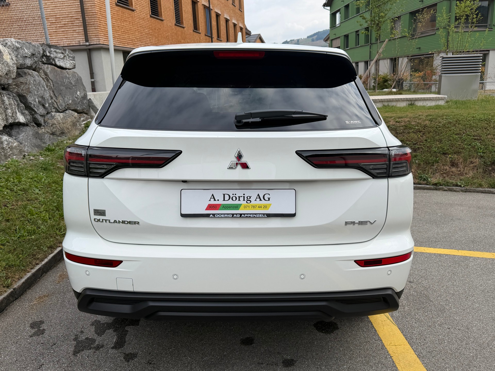 MITSUBISHI Outlander 2.4 PHEV Invite 4WD Automatic-image-4