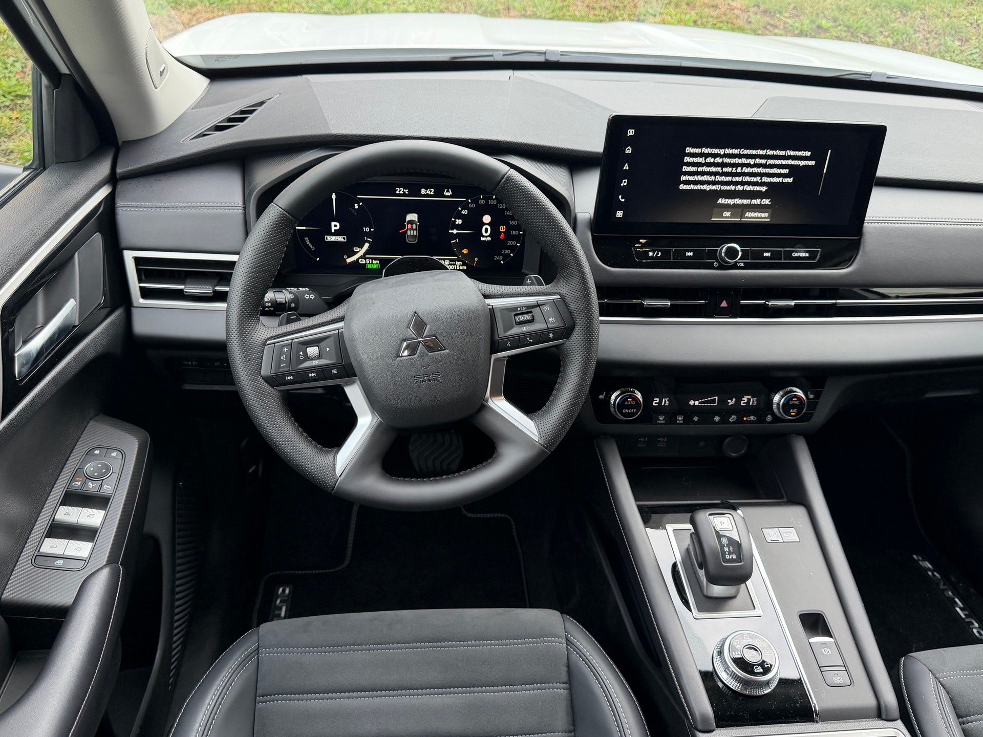 MITSUBISHI Outlander 2.4 PHEV Invite 4WD Automatic-image-9