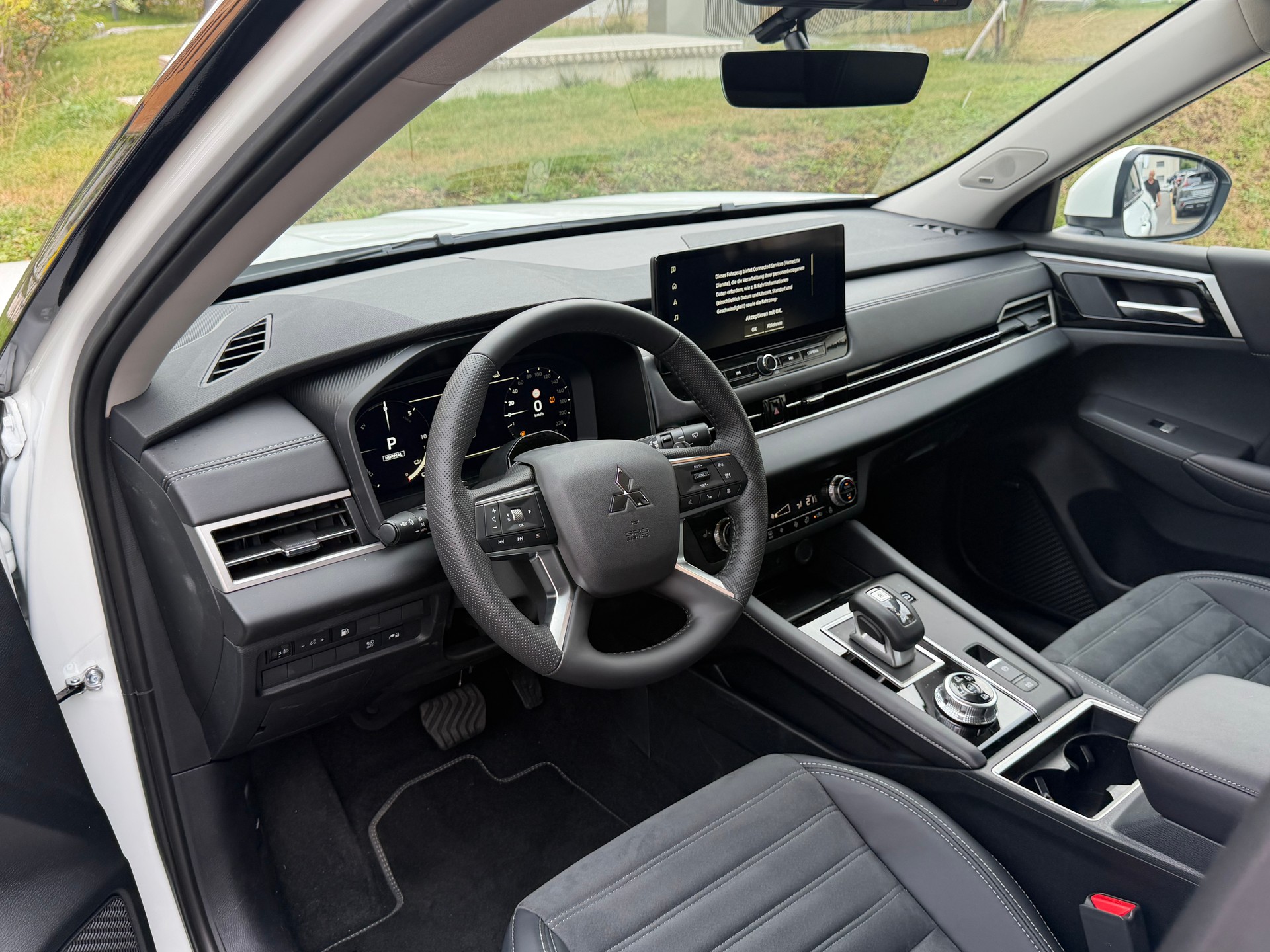 MITSUBISHI Outlander 2.4 PHEV Invite 4WD Automatic-image-8