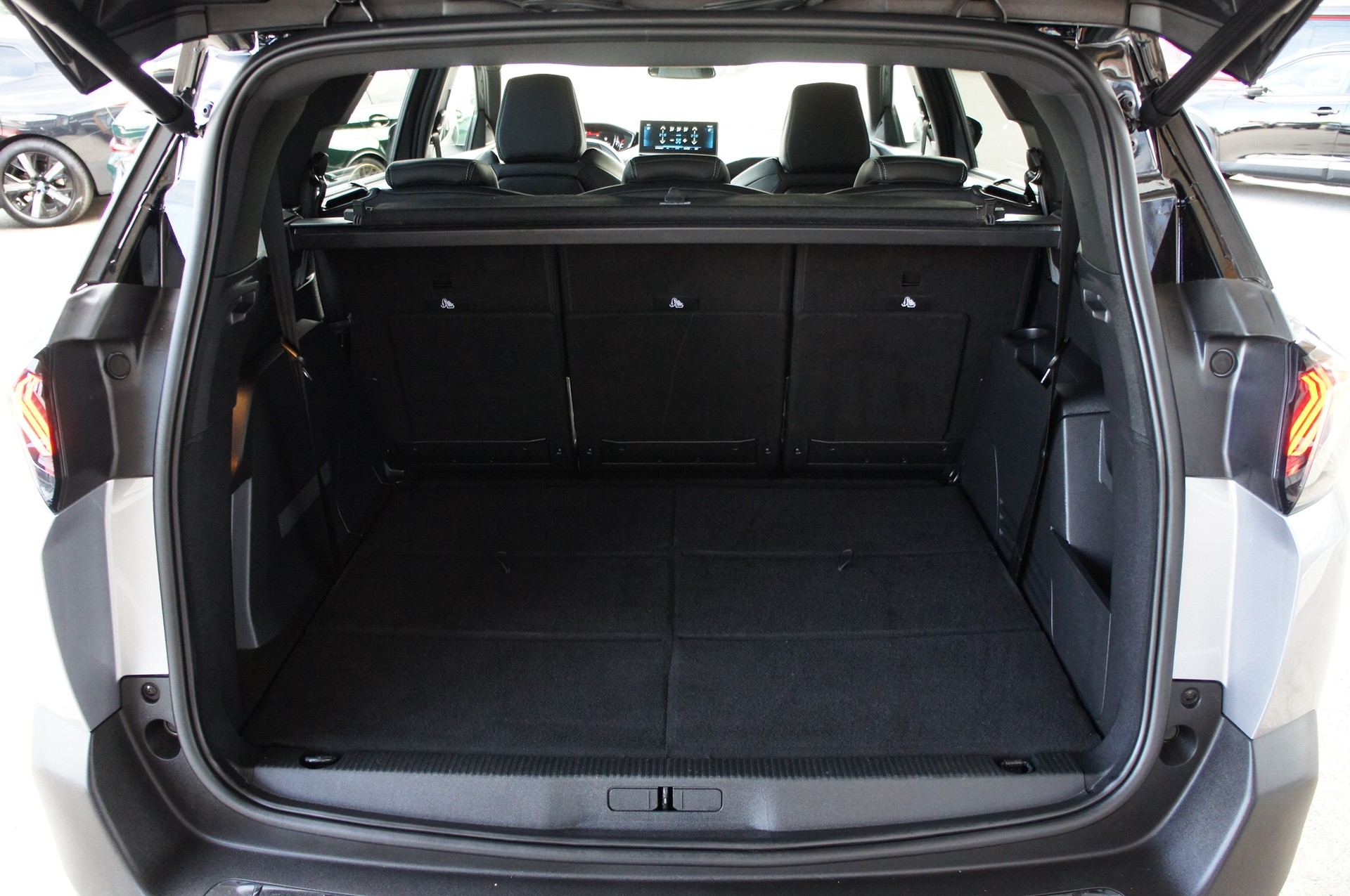 PEUGEOT 5008 1.5 BlueHDi Allure Pack EAT8-image-12