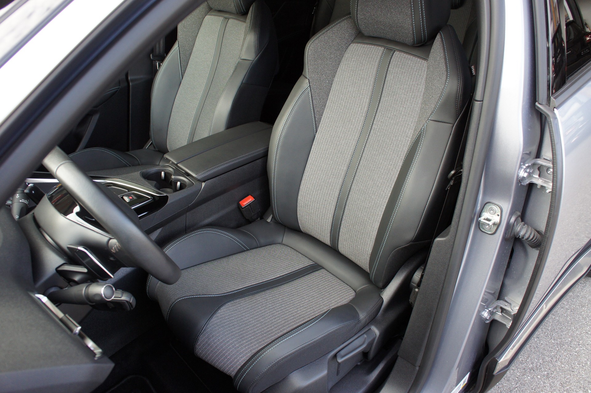 PEUGEOT 5008 1.5 BlueHDi Allure Pack EAT8-image-15