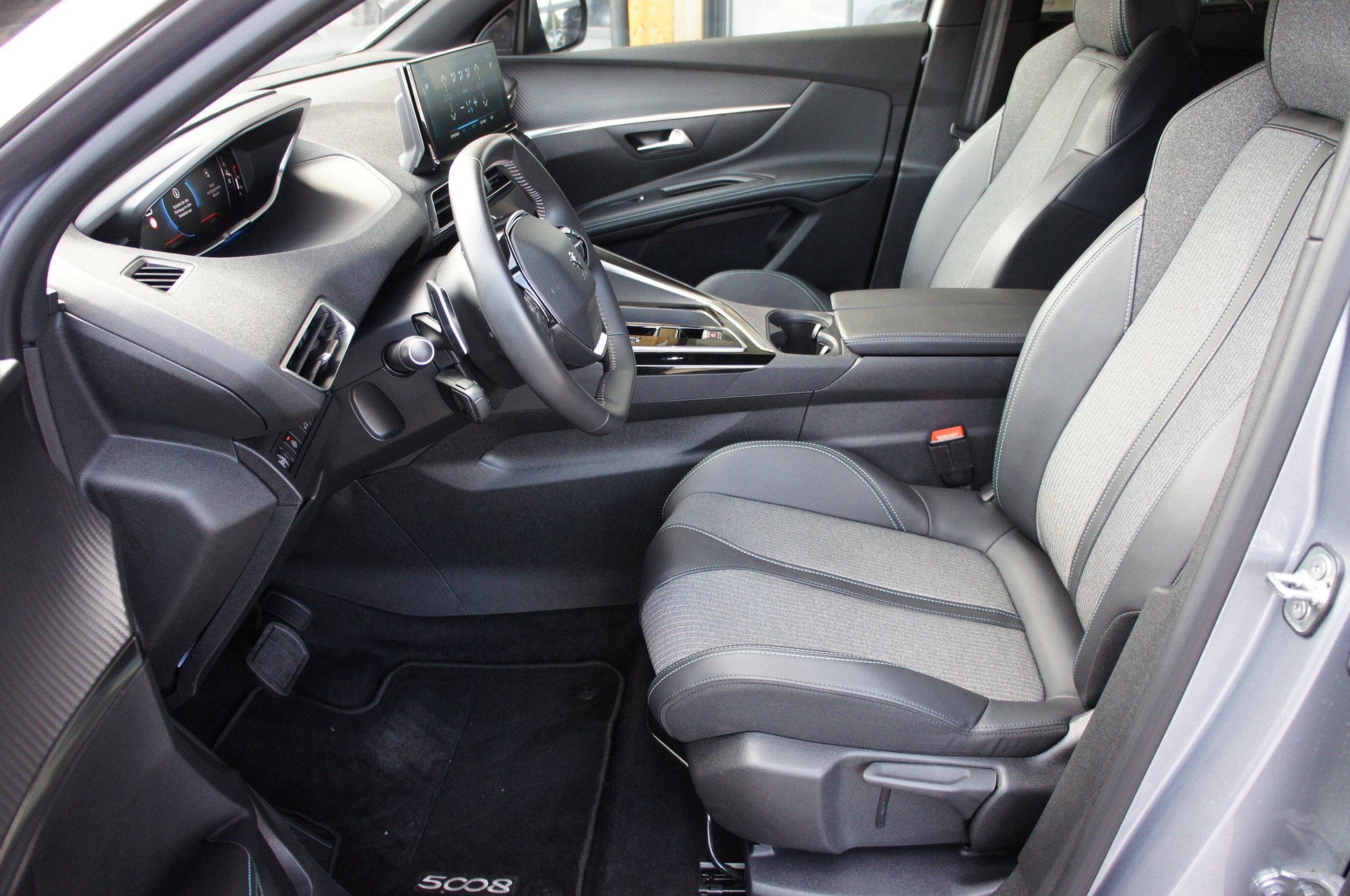 PEUGEOT 5008 1.5 BlueHDi Allure Pack EAT8-image-14