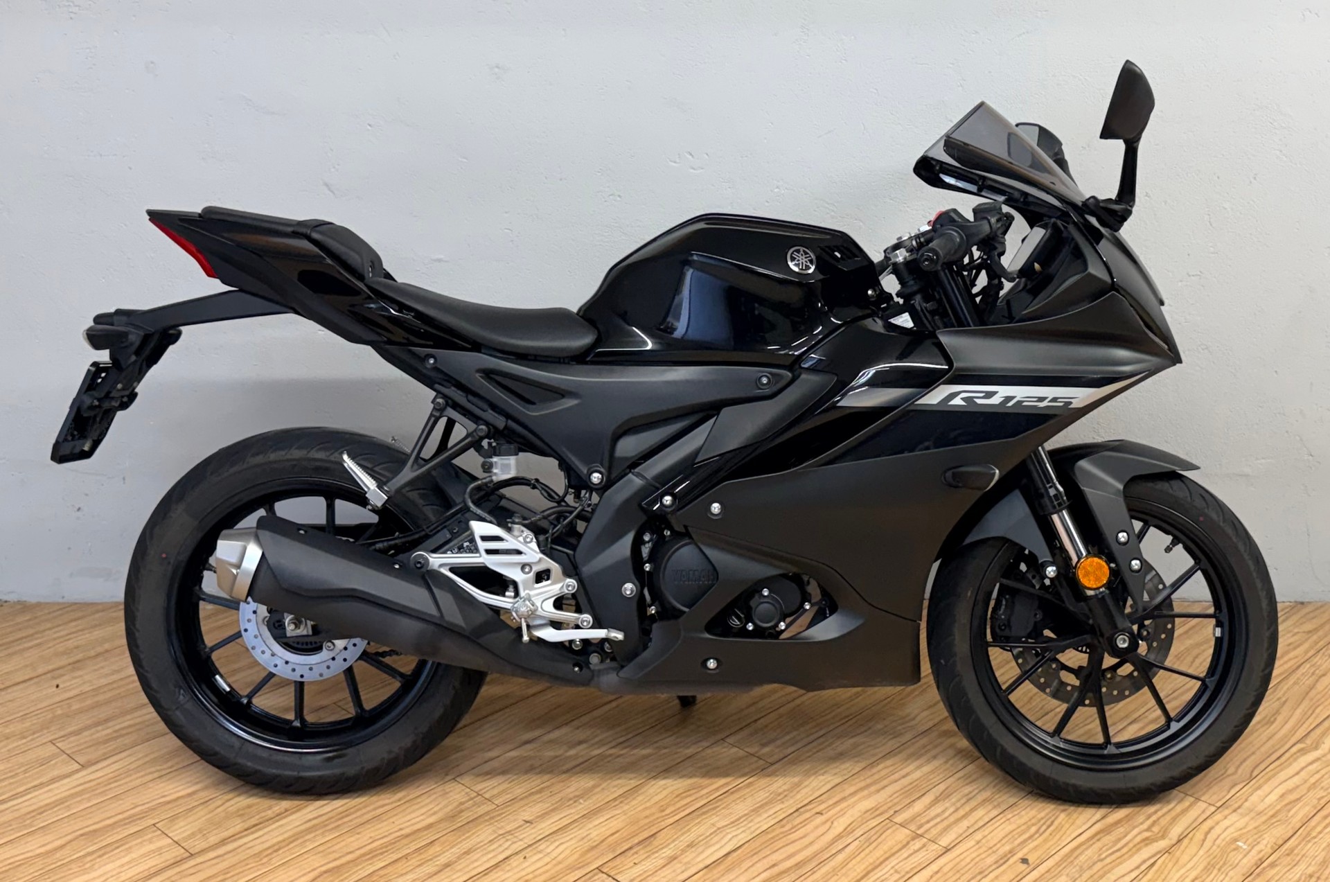 YAMAHA YZF-R 125 ABS-showroom-element-1