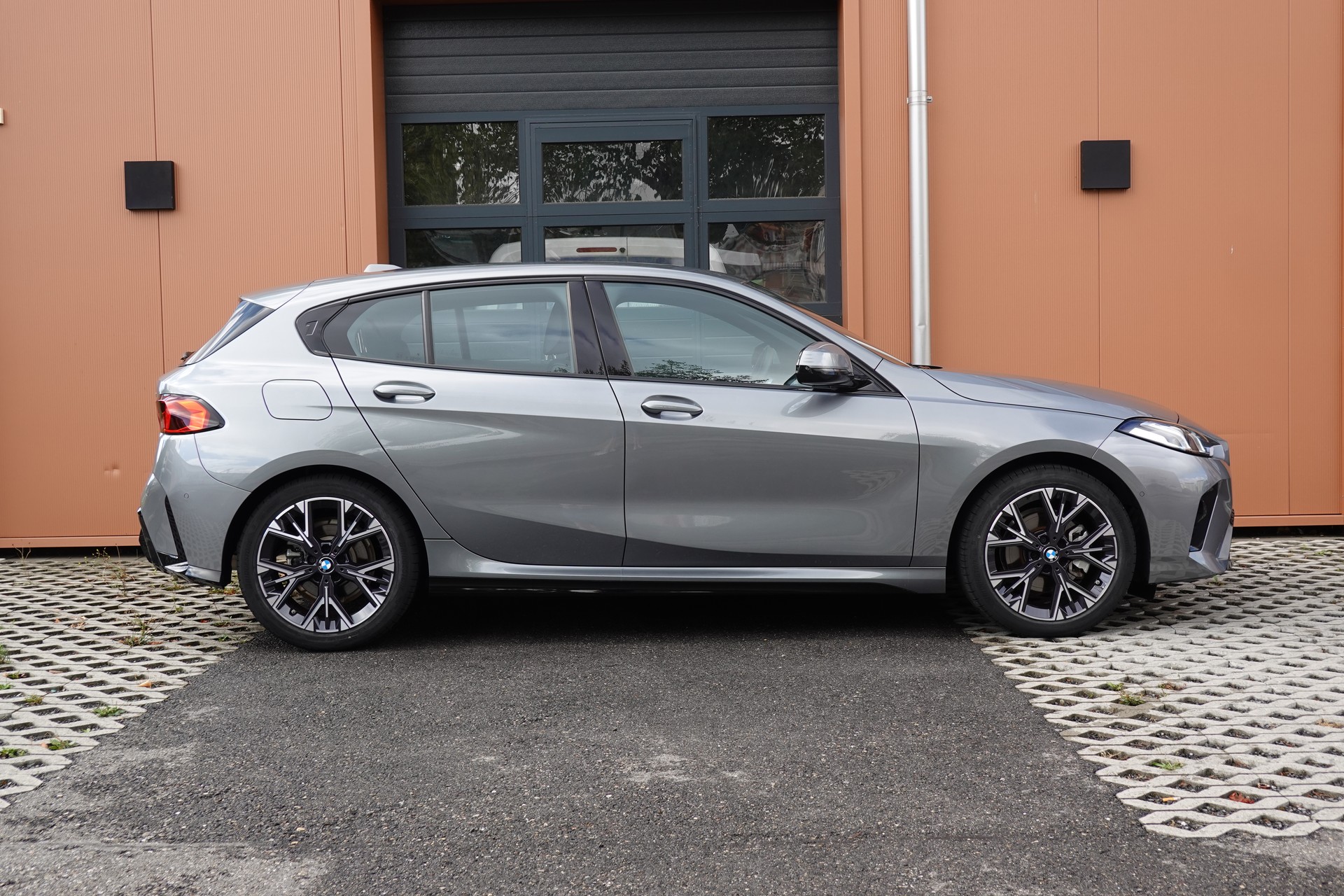 BMW 120 M Sport Steptronic - "LEASING DES 2,9% * Caméra Recul + Capteurs * Drive Select * Cuir/Alcantara"-image-3