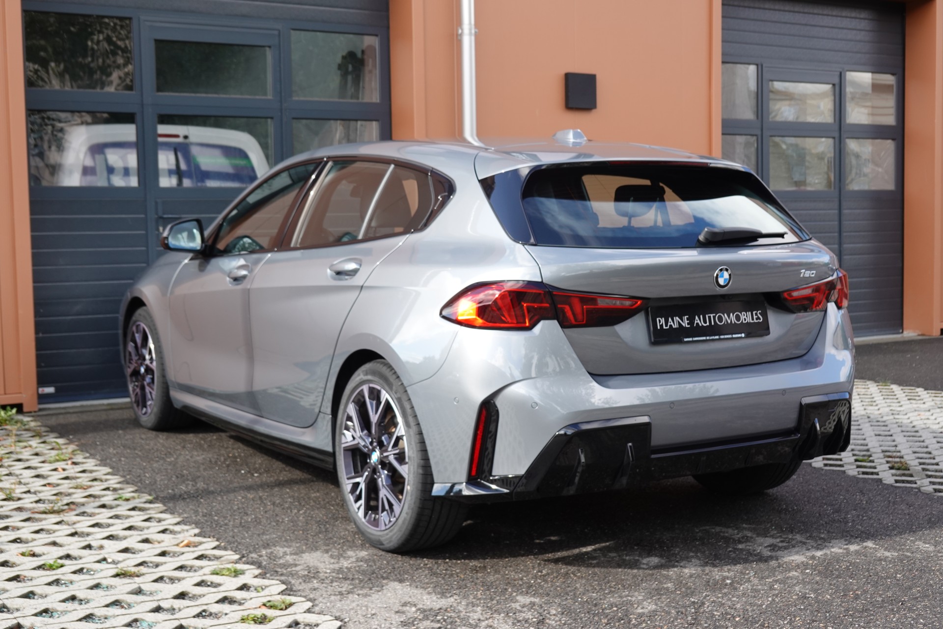 BMW 120 M Sport Steptronic - "LEASING DES 2,9% * Caméra Recul + Capteurs * Drive Select * Cuir/Alcantara"-image-9