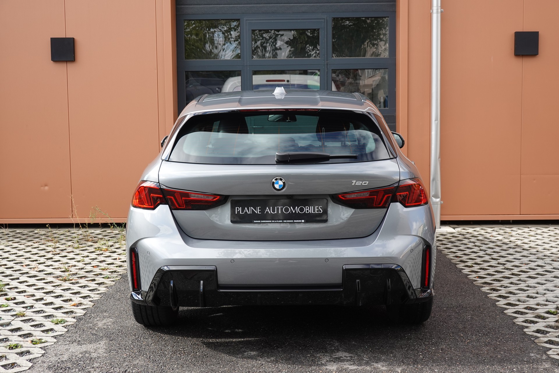 BMW 120 M Sport Steptronic - "LEASING DES 2,9% * Caméra Recul + Capteurs * Drive Select * Cuir/Alcantara"-image-8