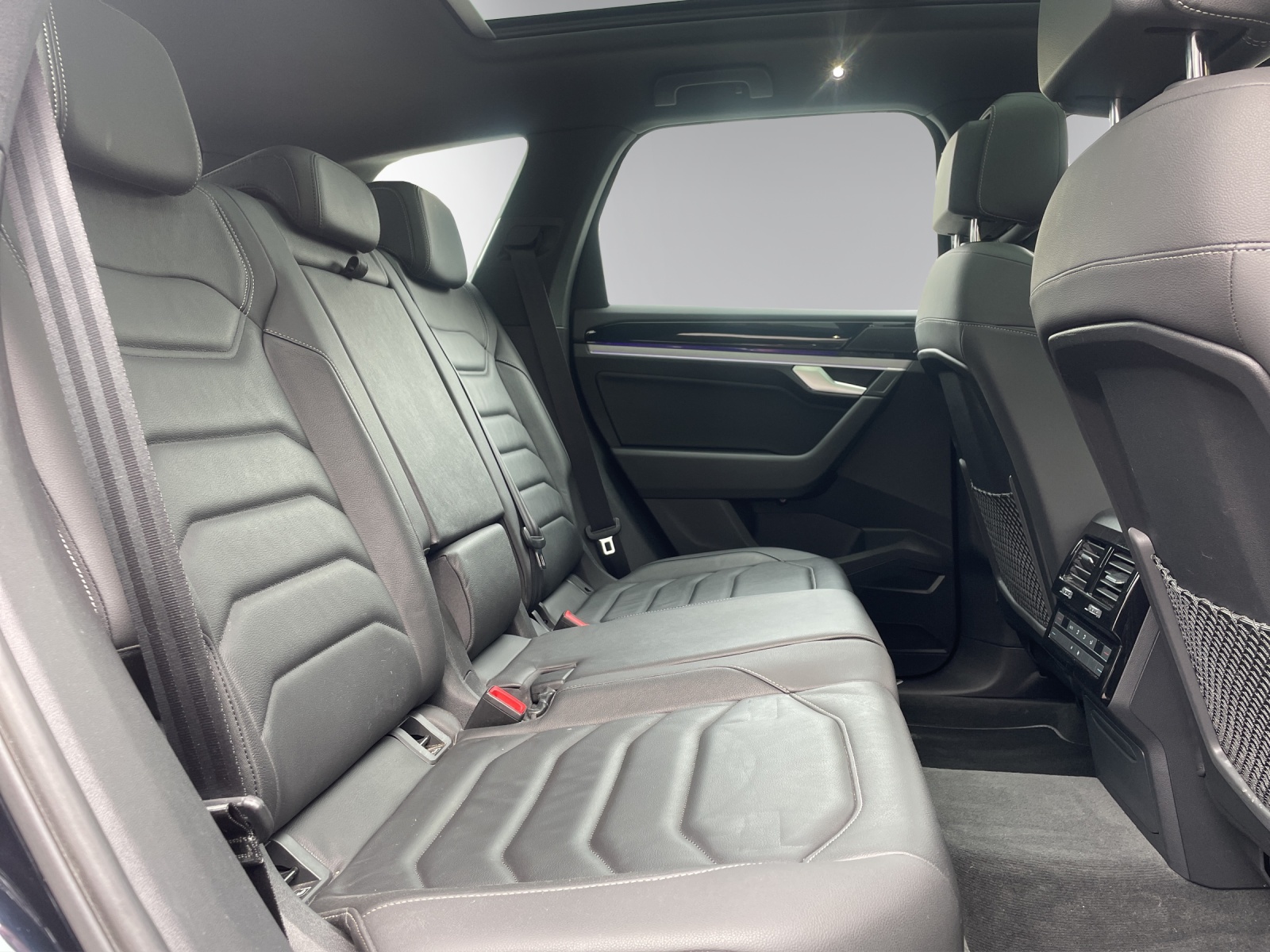VW Touareg 3.0 TDI R Line Tiptronic-image-11
