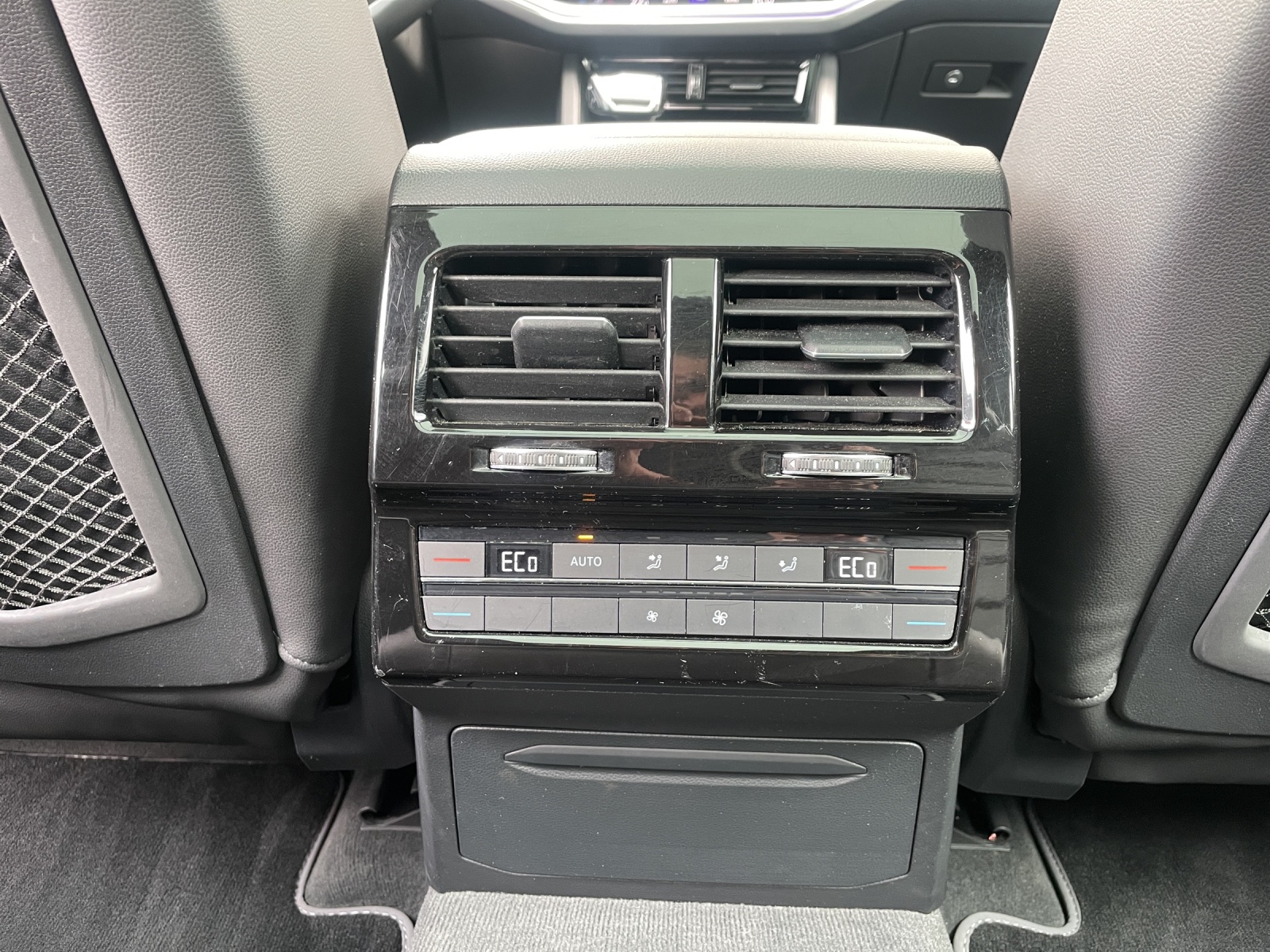 VW Touareg 3.0 TDI R Line Tiptronic-image-20