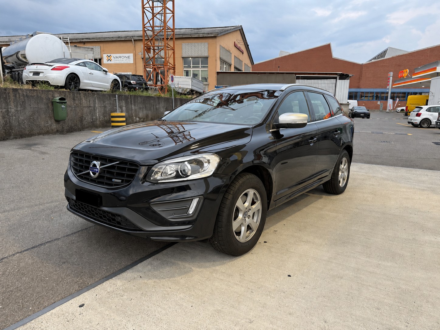 VOLVO 2.4 D5 Kinetic R-Design AWD-image-4