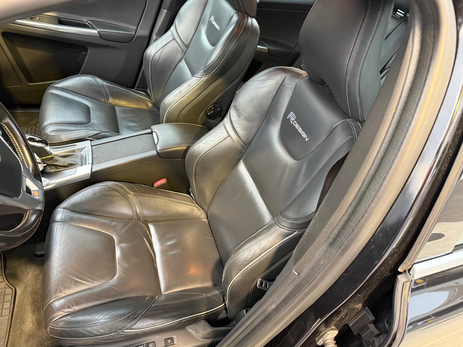 VOLVO 2.4 D5 Kinetic R-Design AWD-image-1