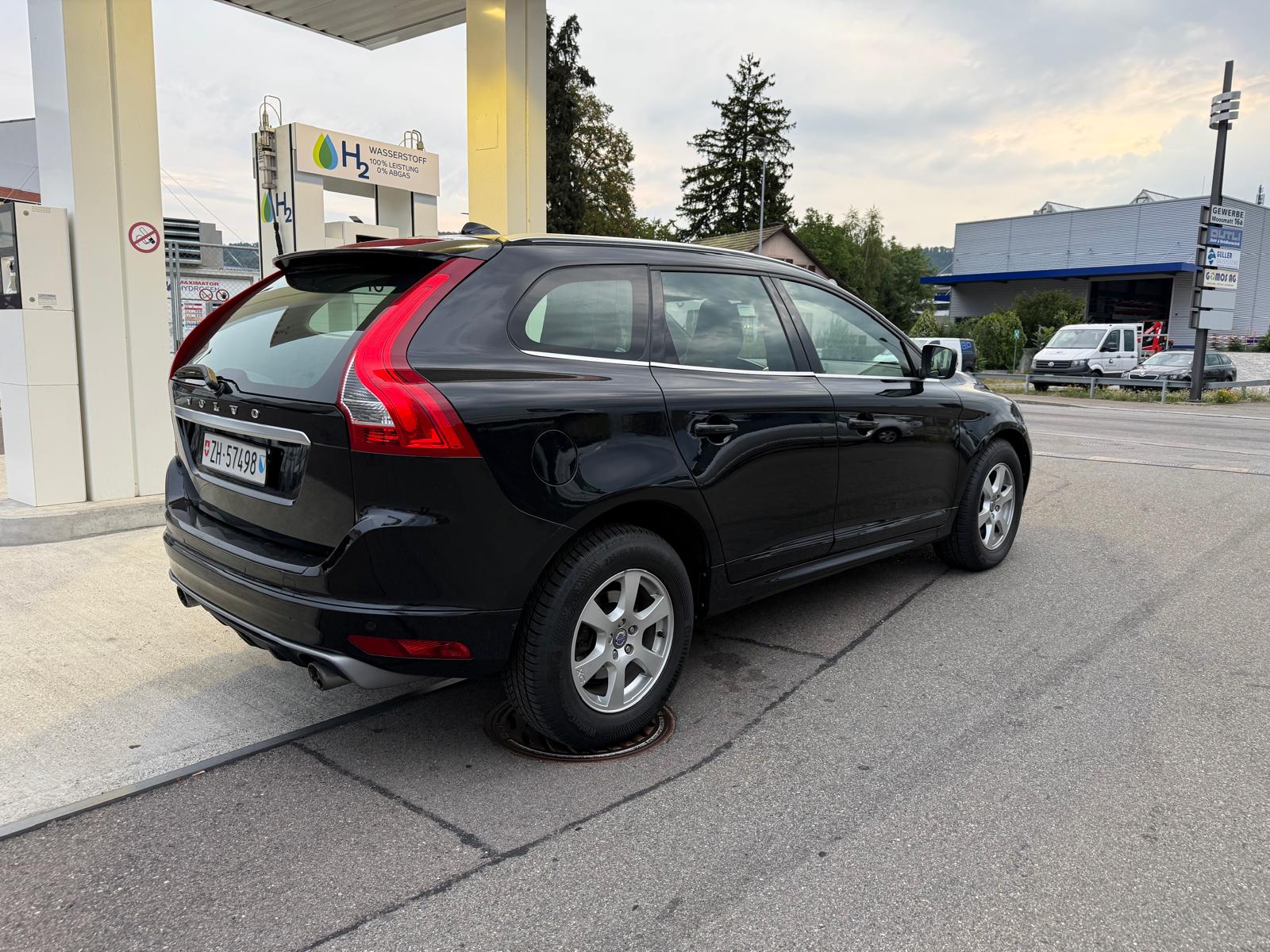 VOLVO 2.4 D5 Kinetic R-Design AWD-image-3
