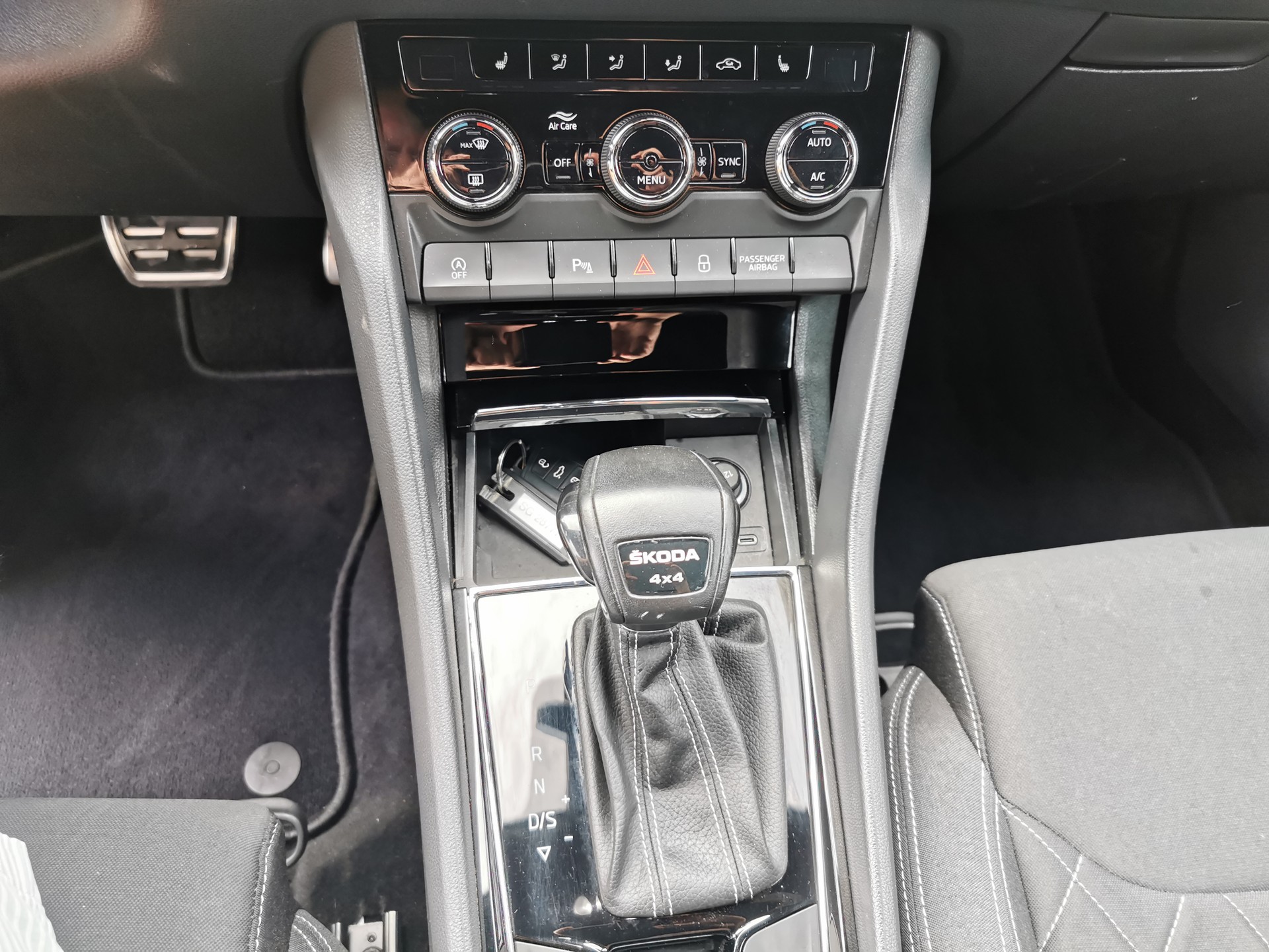 SKODA Karoq 2.0 TDI CR Sport Line 4x4 DSG-image-8